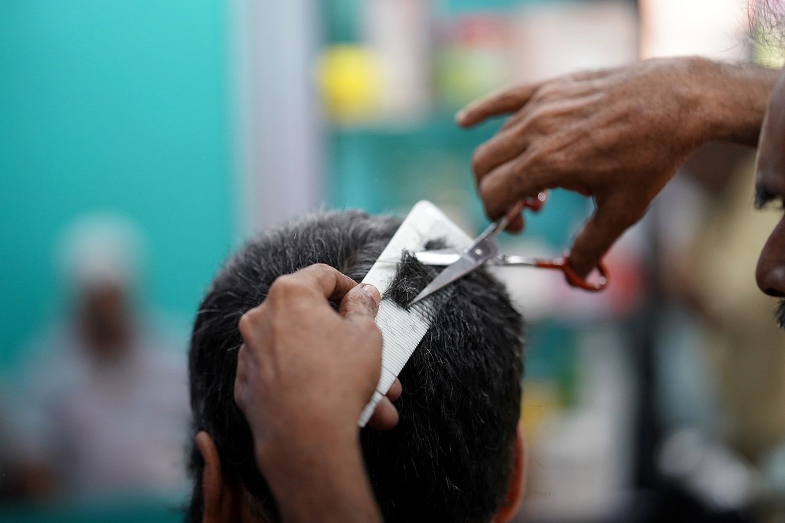 Foto de archivo peluquero cortando el pelo