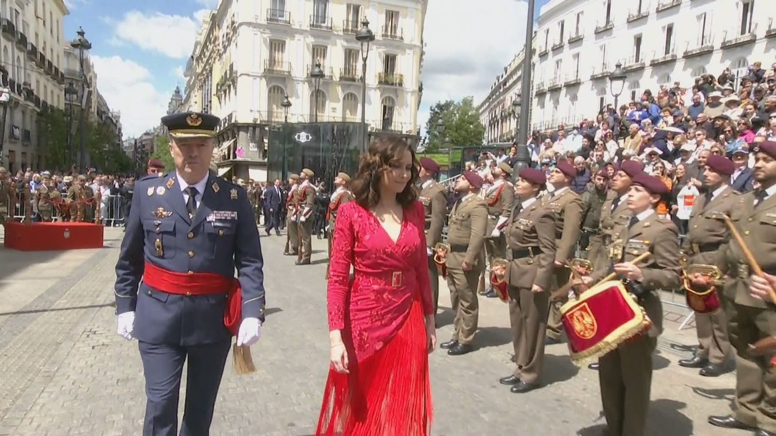 Ayuso pide a Robles que reconsidere la eliminación de la parada militar del 2 de Mayo