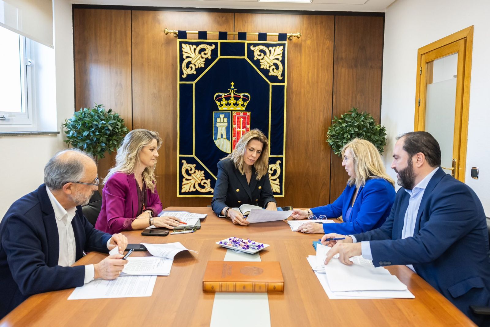 La alcaldesa, Paloma Tejero, en el centro