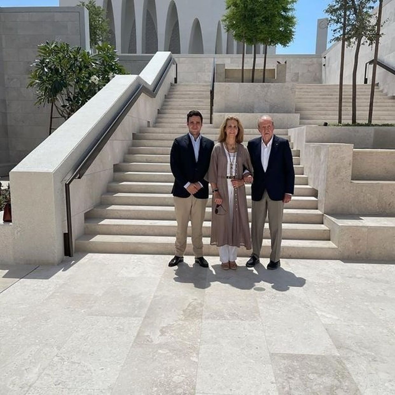 El Rey Juan Carlos, la Infanta Elena y Froilán, juntos en Abu Dabi este Domingo de Resurrección