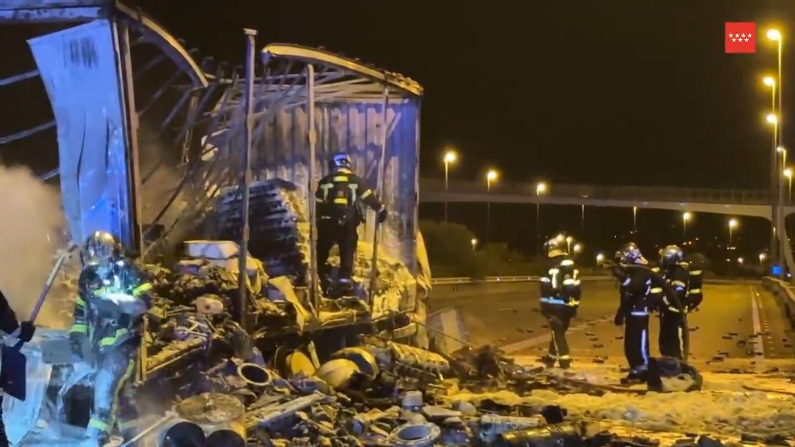El incendio de un camión obliga a cortar la A-2 y provoca retenciones kilométricas