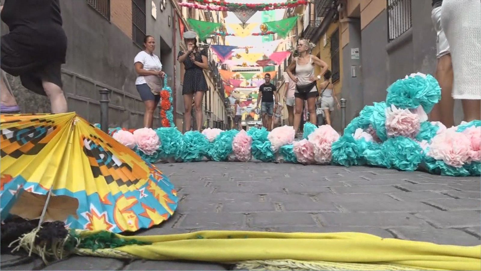 Los vecinos de la calle del Oso empiezan a decorar esta vía por San Cayetano