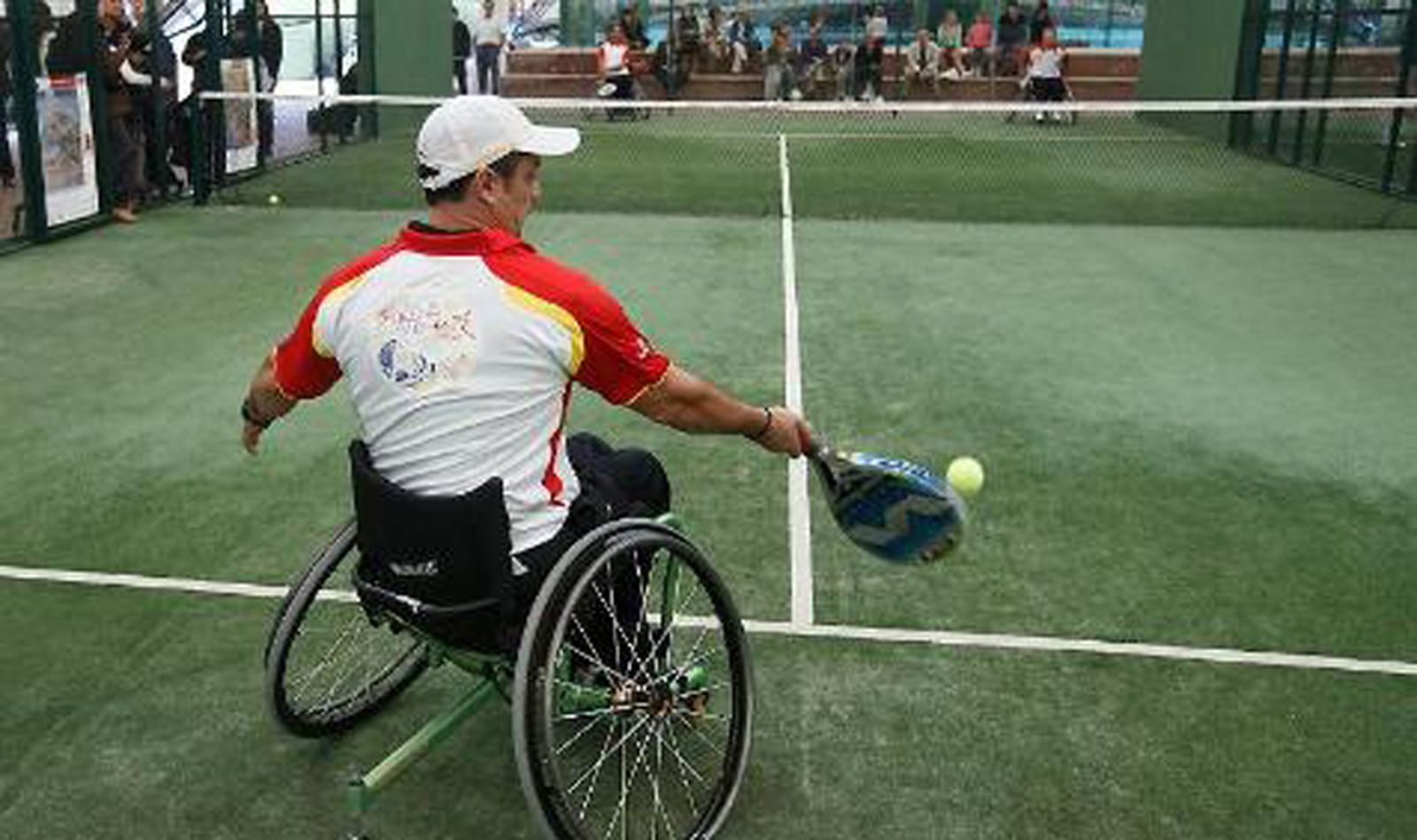 Pádel en silla de ruedas