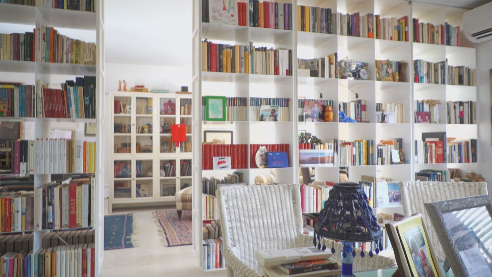 Aunque su lugar predilecto está aquí, entre estanterías repletas de libros. En su despacho, Carmen le pero sobre todo escribe.