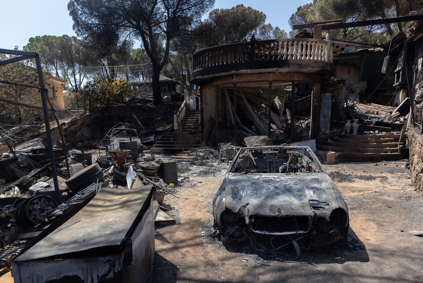 Valoran la vuelta a sus urbanizaciones de los vecinos desplazados por el fuego en la Sierra Oeste