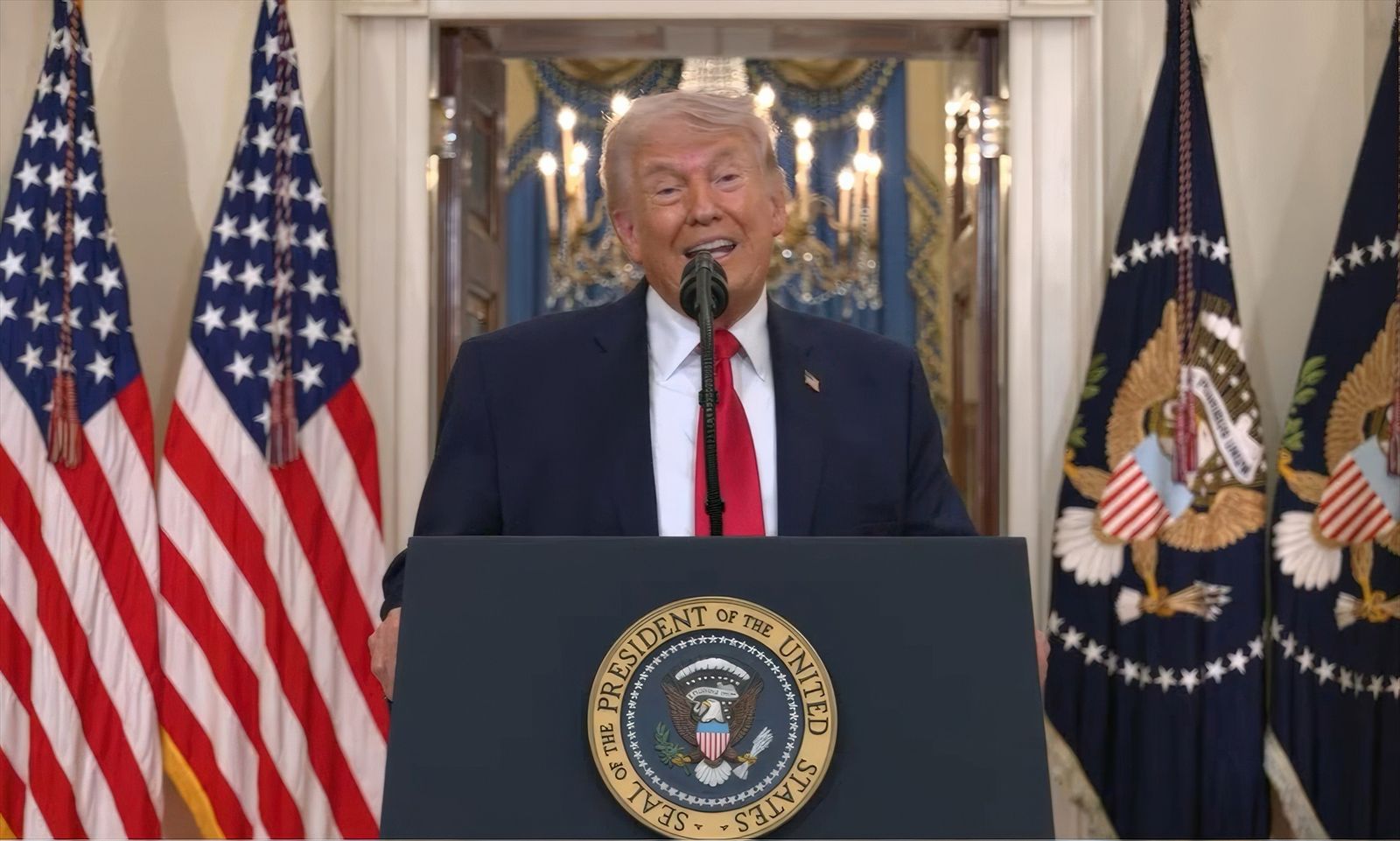 Donald Trump habla a la prensa en la Casa Blanca