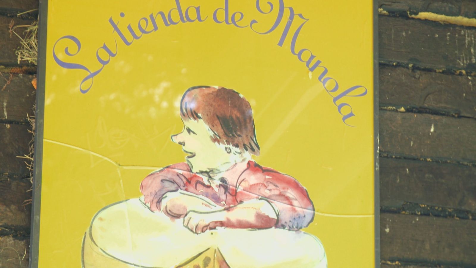 Por cierto, la casa tiene ese color amarillo 'chillón' por este cartel, el de la quesería de la 'Tía Manola'.