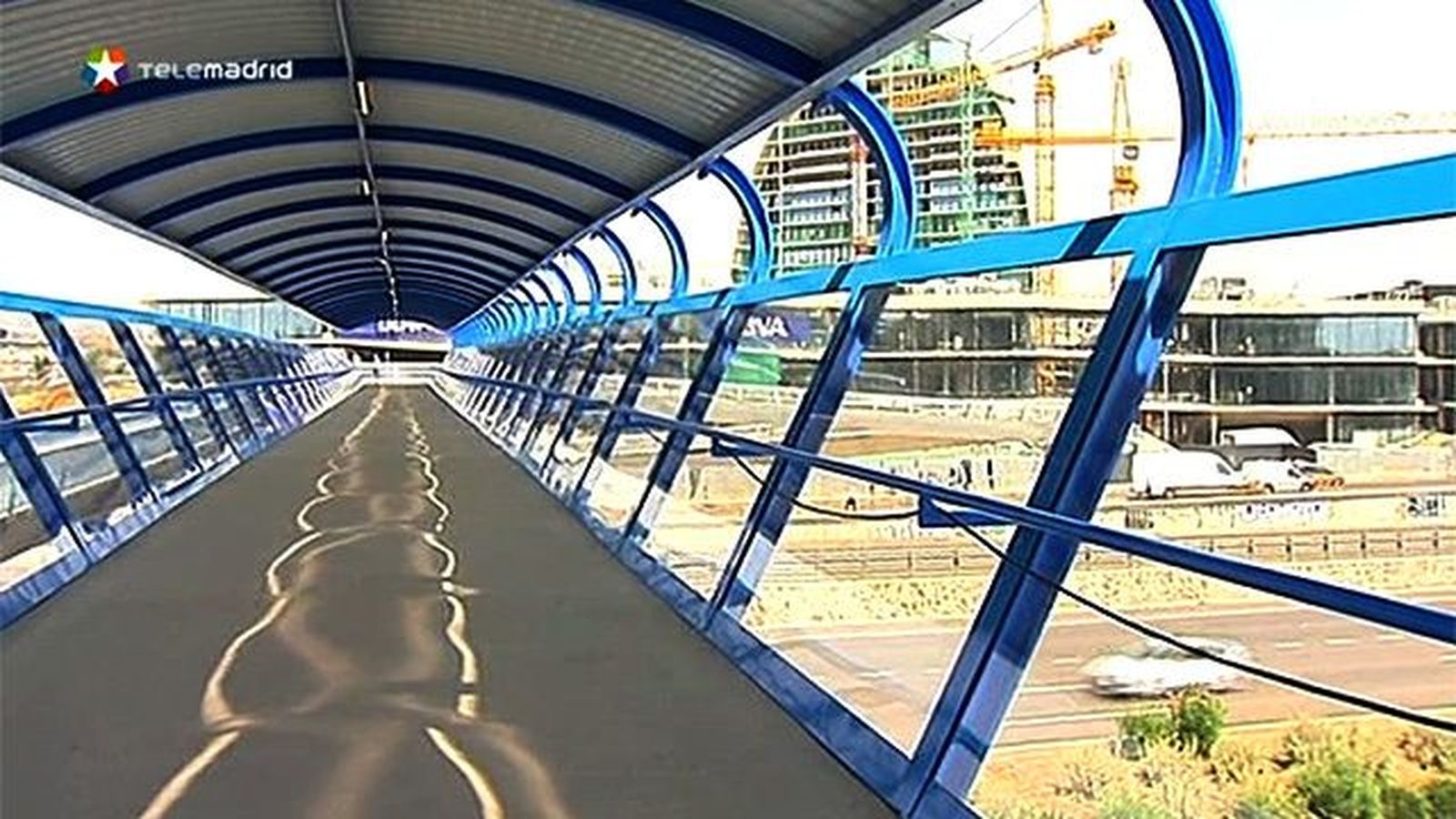 Una pasarela peatonal conecta Las Tablas y Sanchinarro