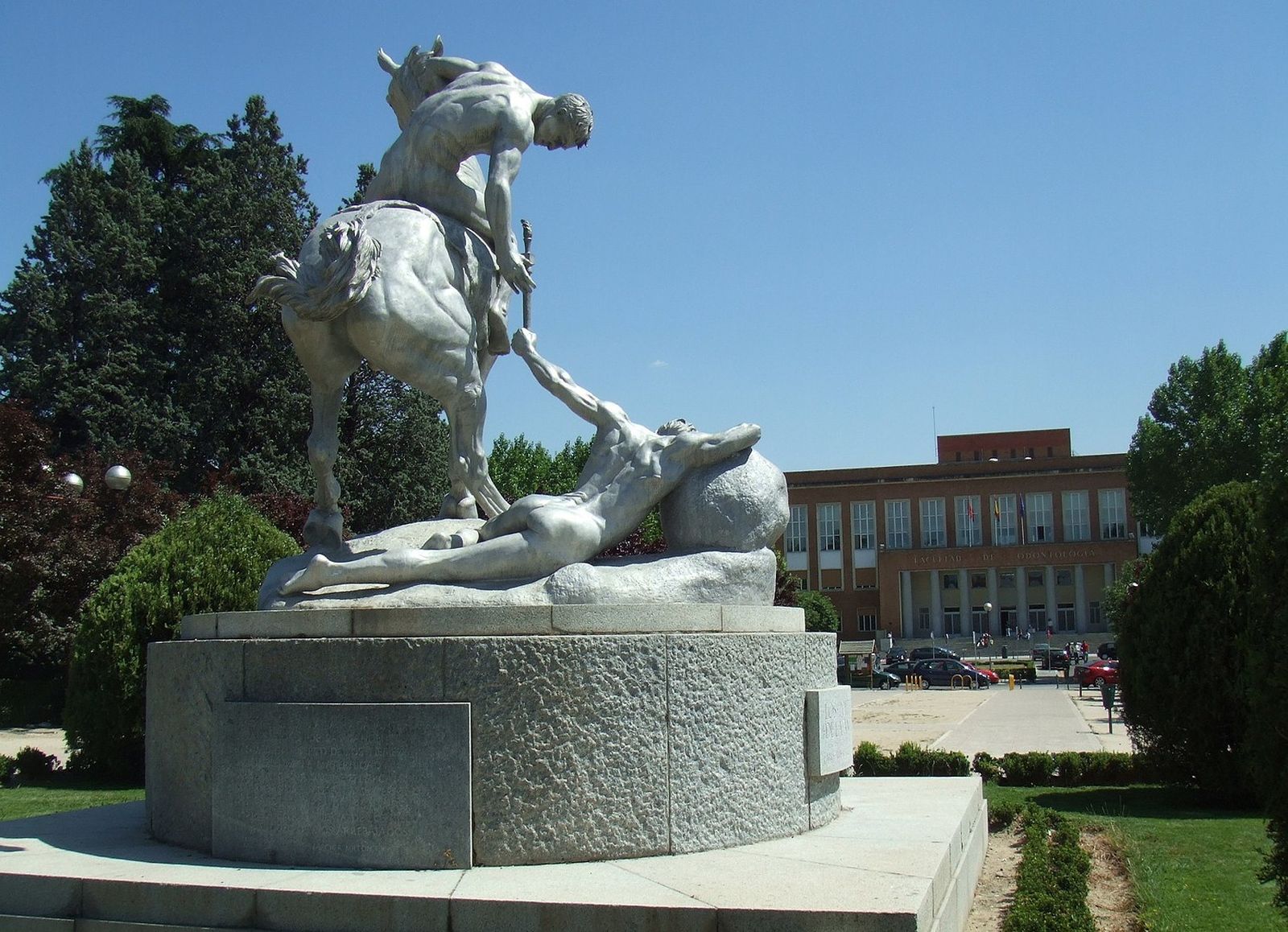'Los portadores de la antorcha', estatua en la Universidad Complutense