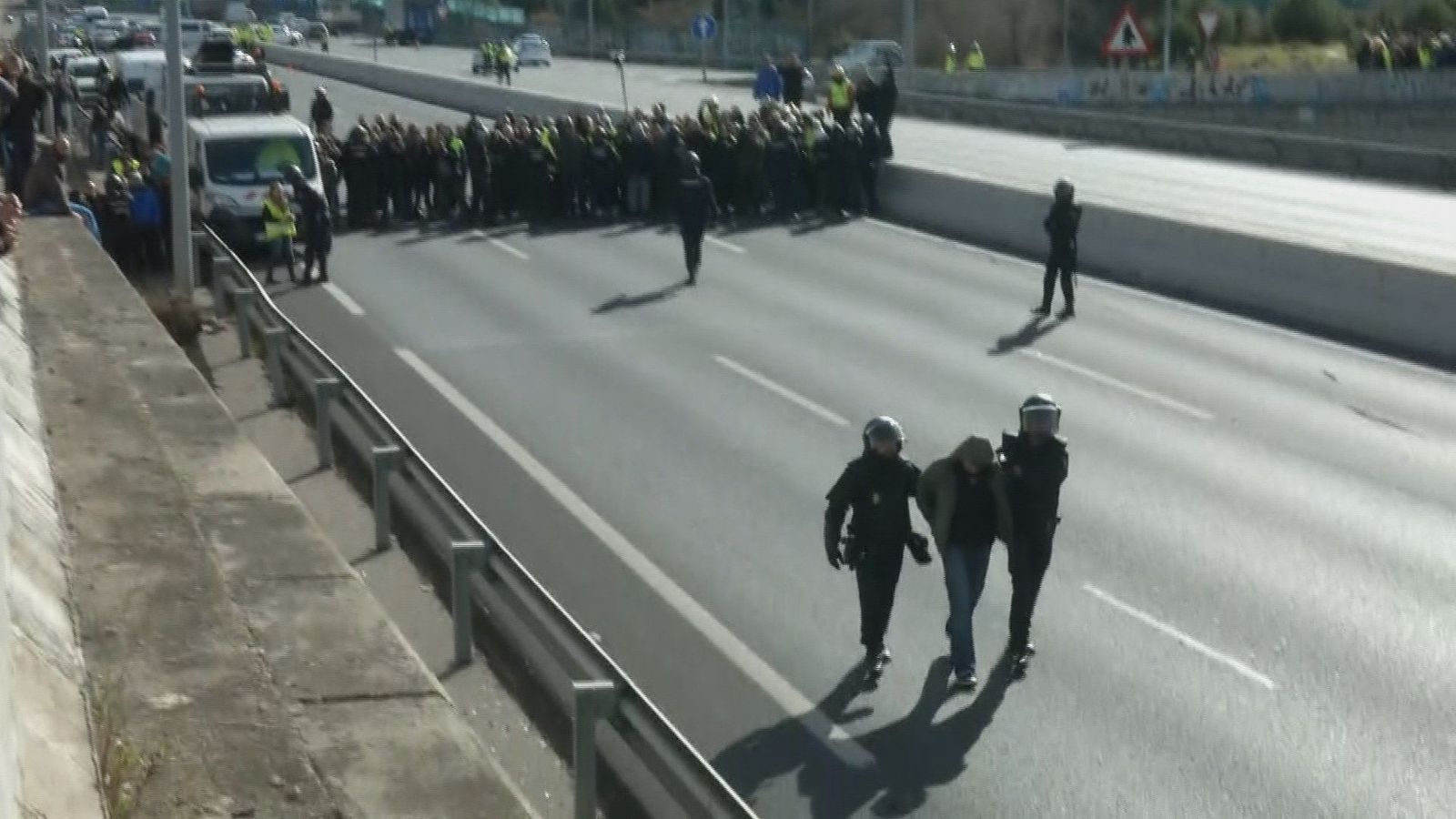 Al menos un detenido y 11 heridos en la mañana de protestas de los taxistas en Madrid