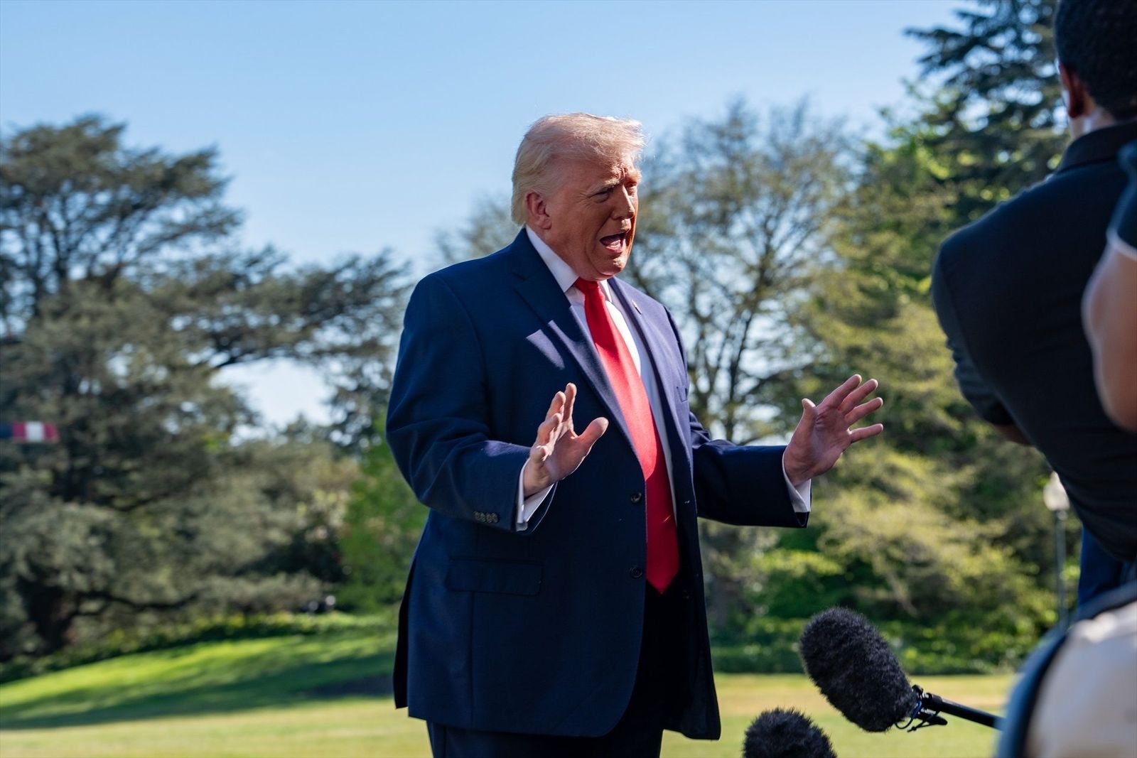 Trump anuncia que sus representantes viajan a Pakistán para negociar con Irán