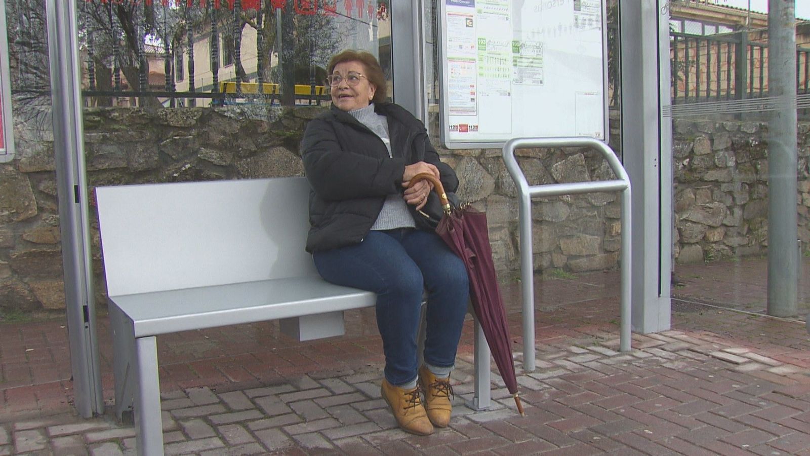 Pedrezuela estrena la primera marquesina de autobús con calefacción: "No me muevo de aquí"