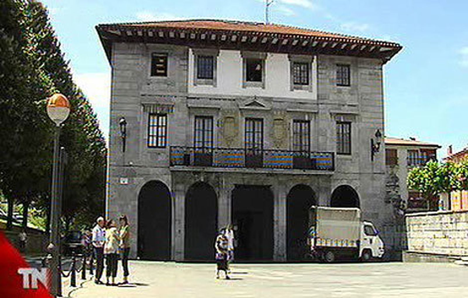 Fchada del Ayuntamiento de Andoain, con una alcaldesa de Bildu que no deja entrar a los escoltas