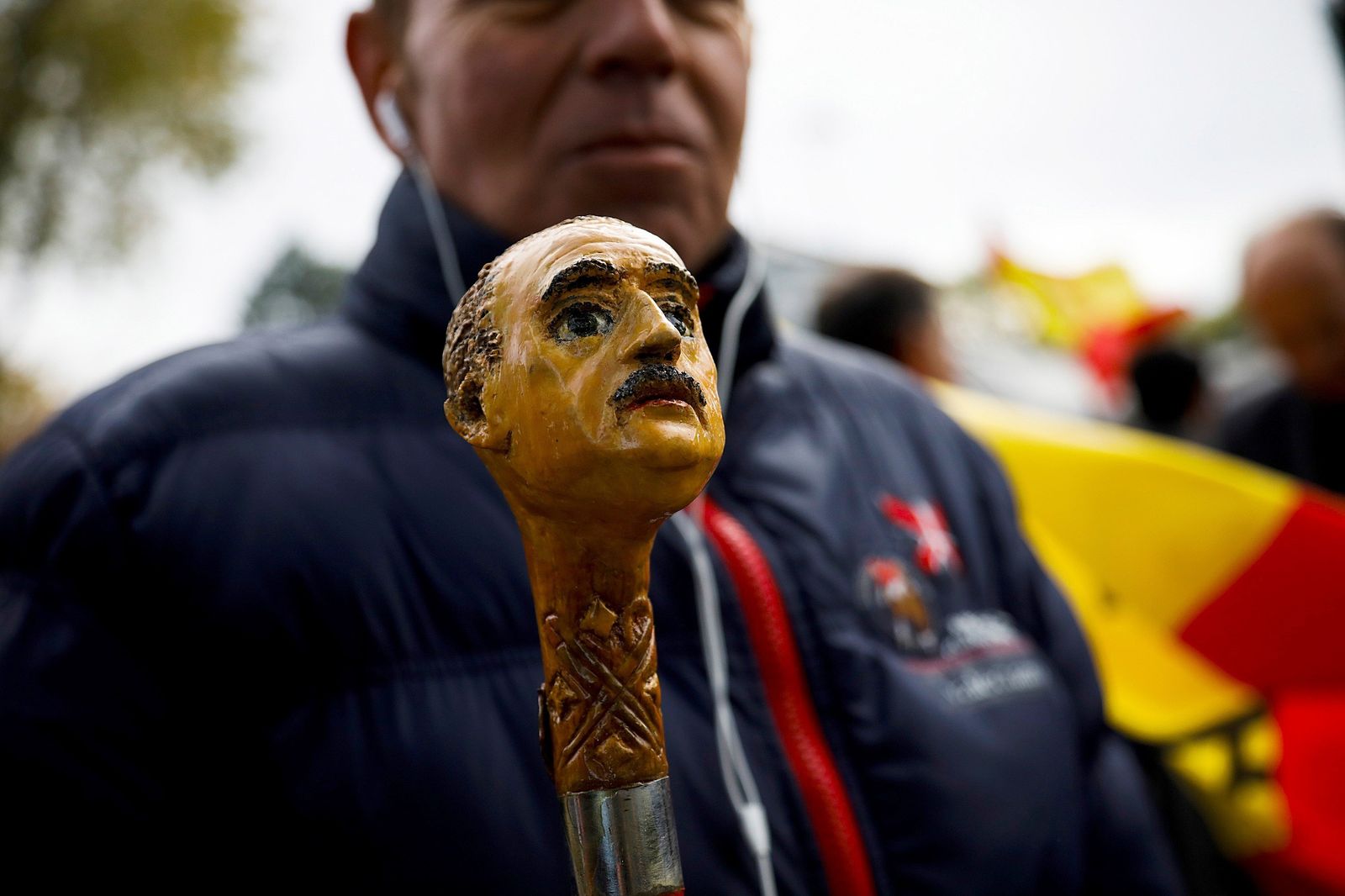 Un simpatizante de Franco, con la imagen del dictador en un bastón