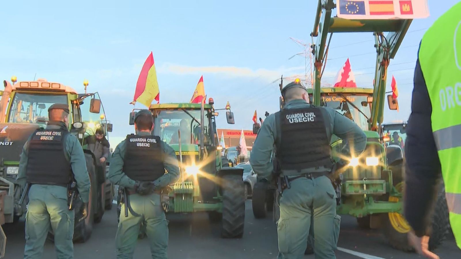 La Guardia Civil impide el paso de los tractores