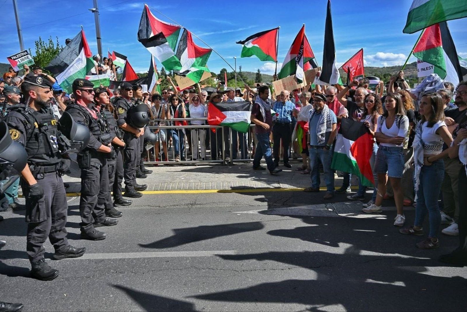 Belarra y Montero participan en la protesta contra Israel en Cercedilla, donde la Vuelta ha tenido que ser desviada