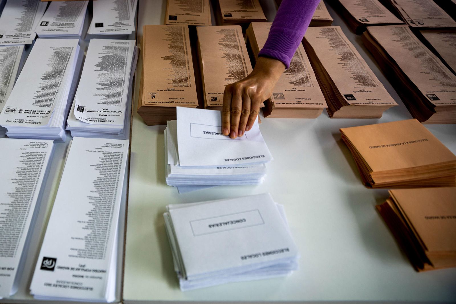 Una persona vota en las elecciones del 28-M
