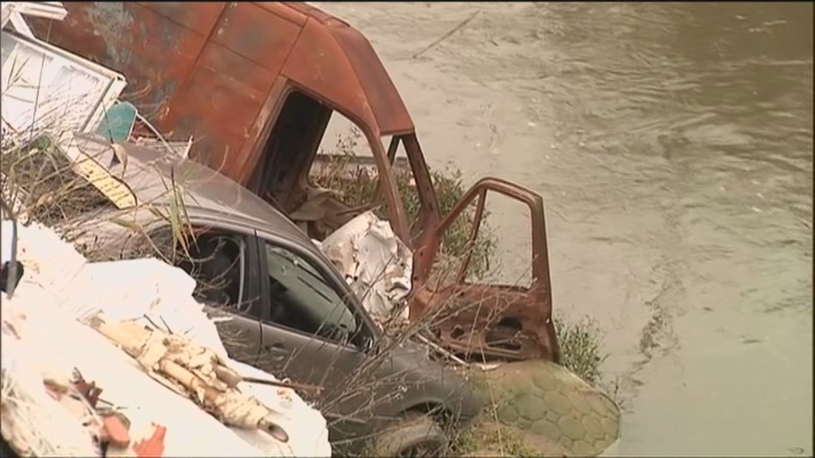Sacan 13 vehículos y 50 toneladas de restos de coches del río Guadarrama