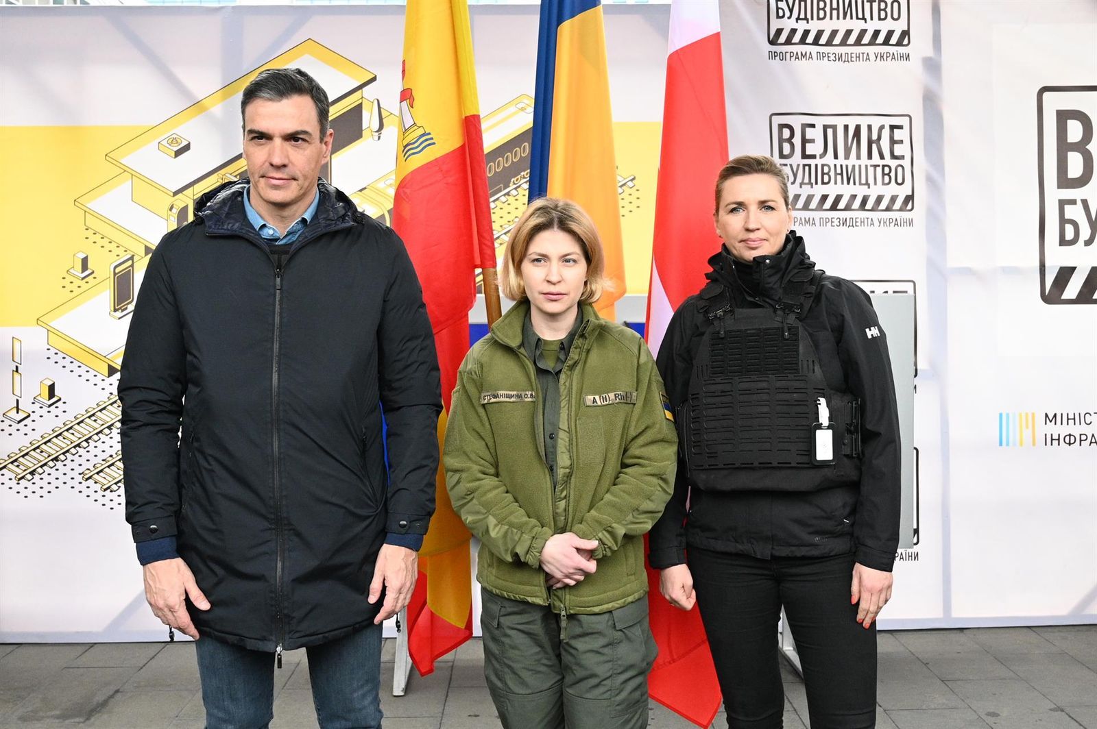 El jefe del Gobierno español, Pedro Sánchez, acompañado por la primera ministra danesa, Mette Frederiksen (d), y la viceprimera ministra de Ucrania de Asuntos Europeos, Olha Stefanishyna (c), a su llegada este jueves a Kiev