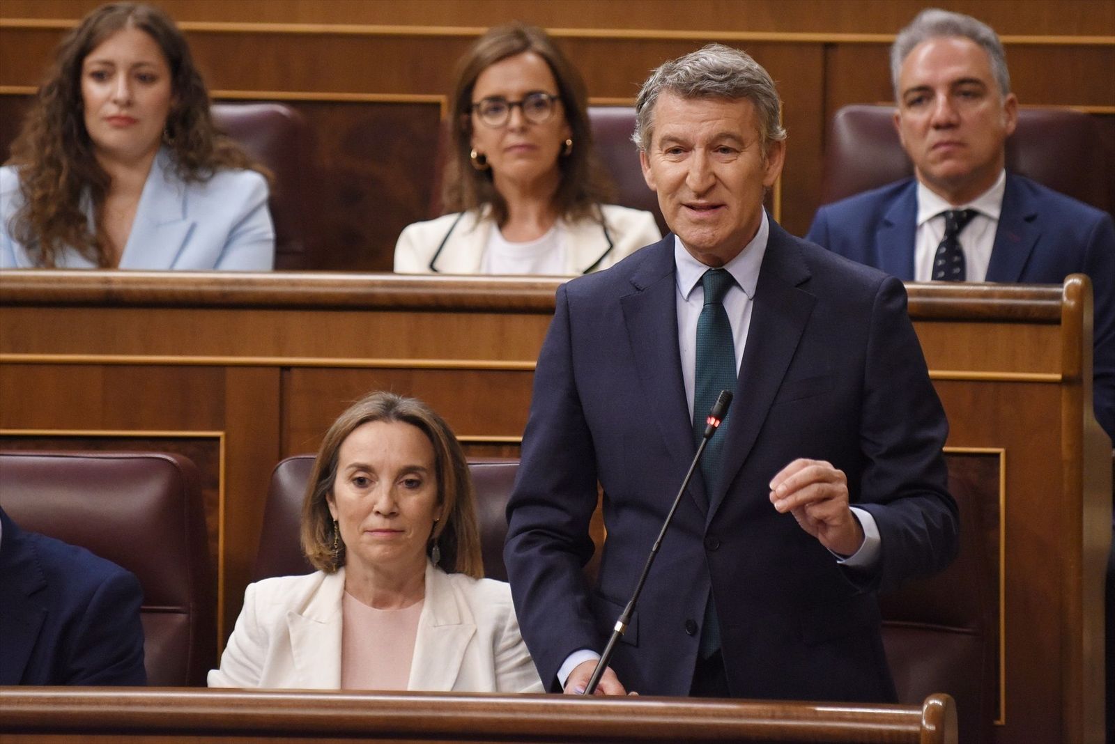 Feijóo pregunta a Sánchez si "avala la gestión" de Cerdán y éste defiende su honestidad y le ataca con Ayuso