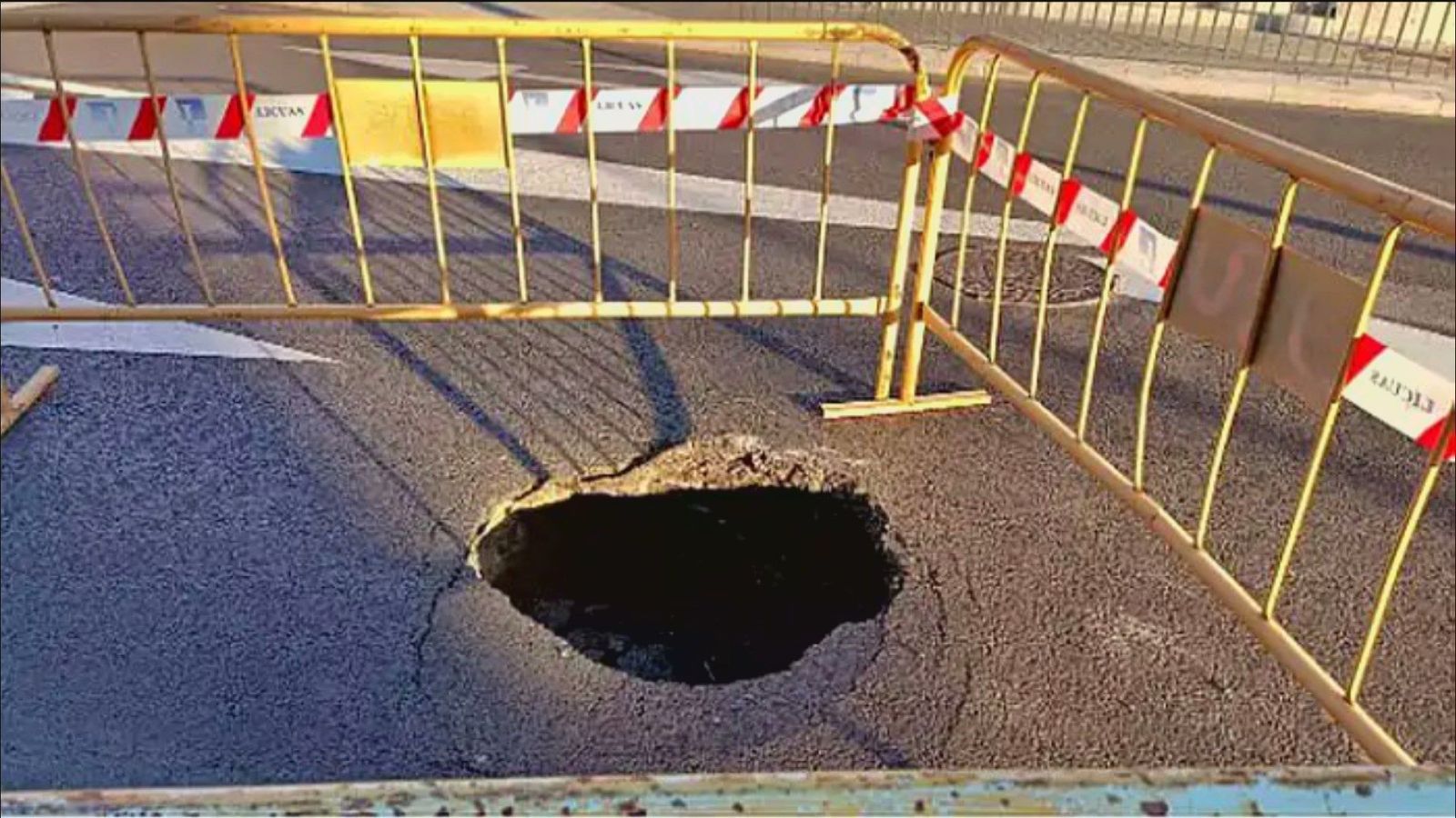 Un socavón en la avenida de Carabanchel Alto convierte en una "tortura" circular por la zona