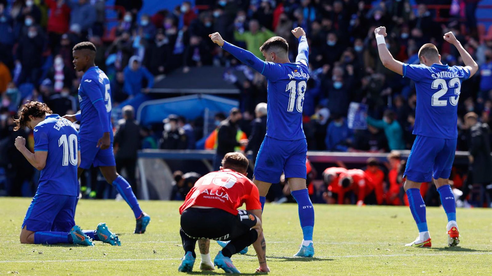 Los jugadores del Getafe celebran la victoria del equipo getafense a la finalización del encuentro correspondiente a la jornada 30 de primera división que han disputado hoy sábado frente al Mallorca en el Coliseum Alfonso Pérez, en Getafe