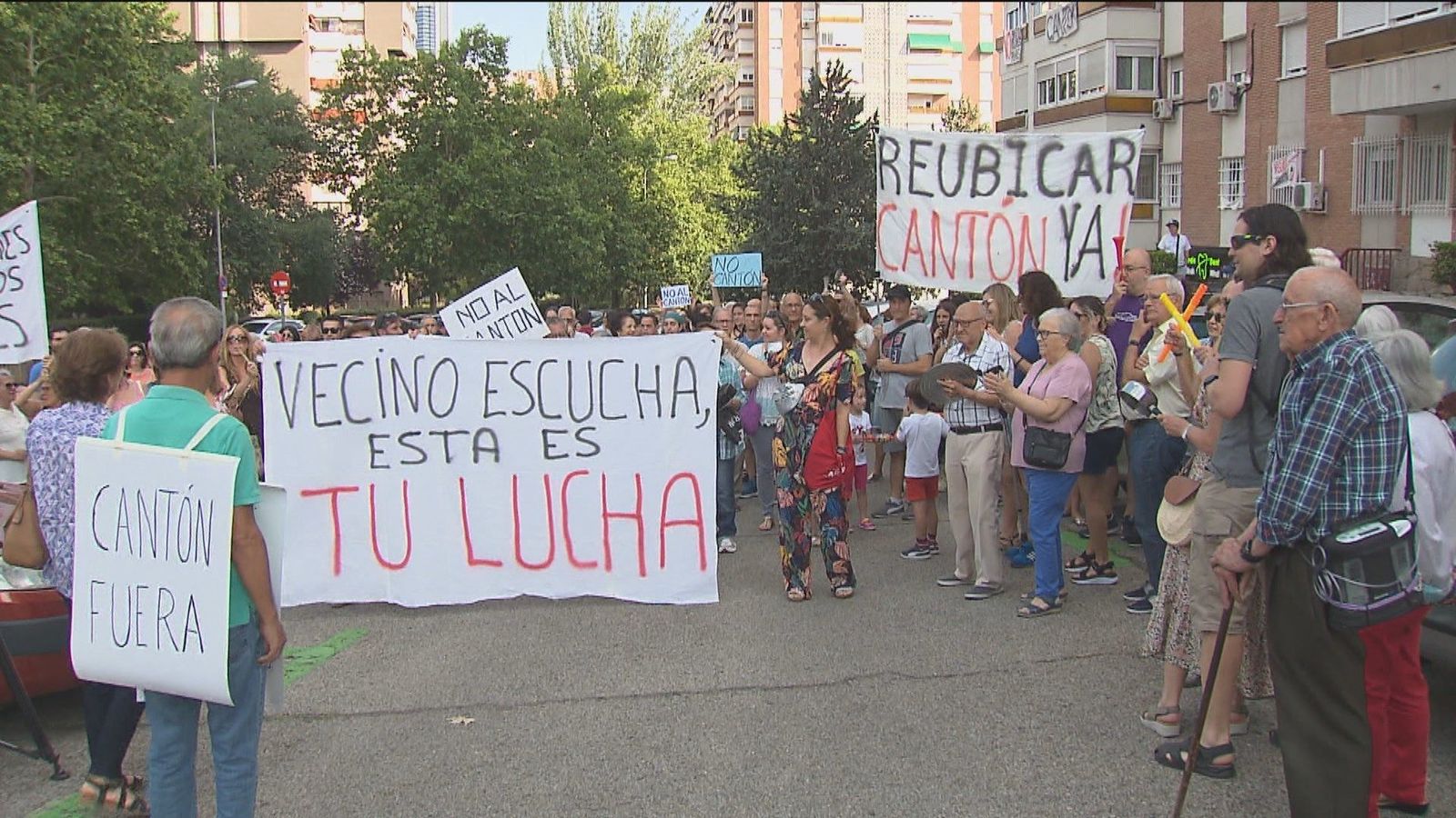 Vecinos del barrio de La Paz se oponen al cantón de limpieza en sus calles