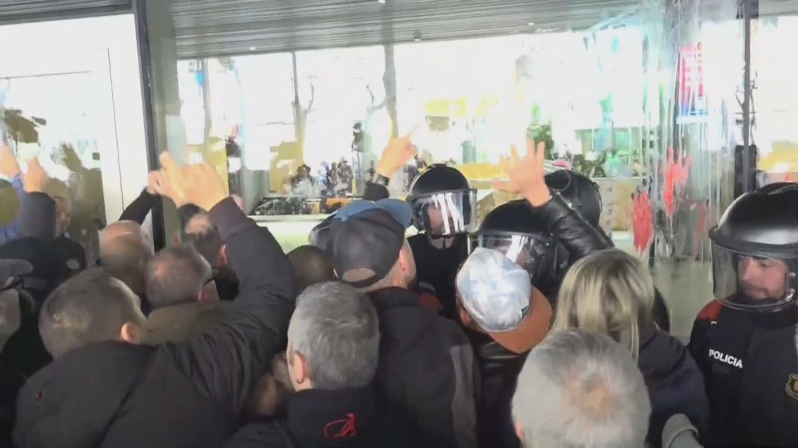 Una protesta de funcionarios de prisiones en Barcelona tras el asesinato de una cocinera deriva en cargas policiales
