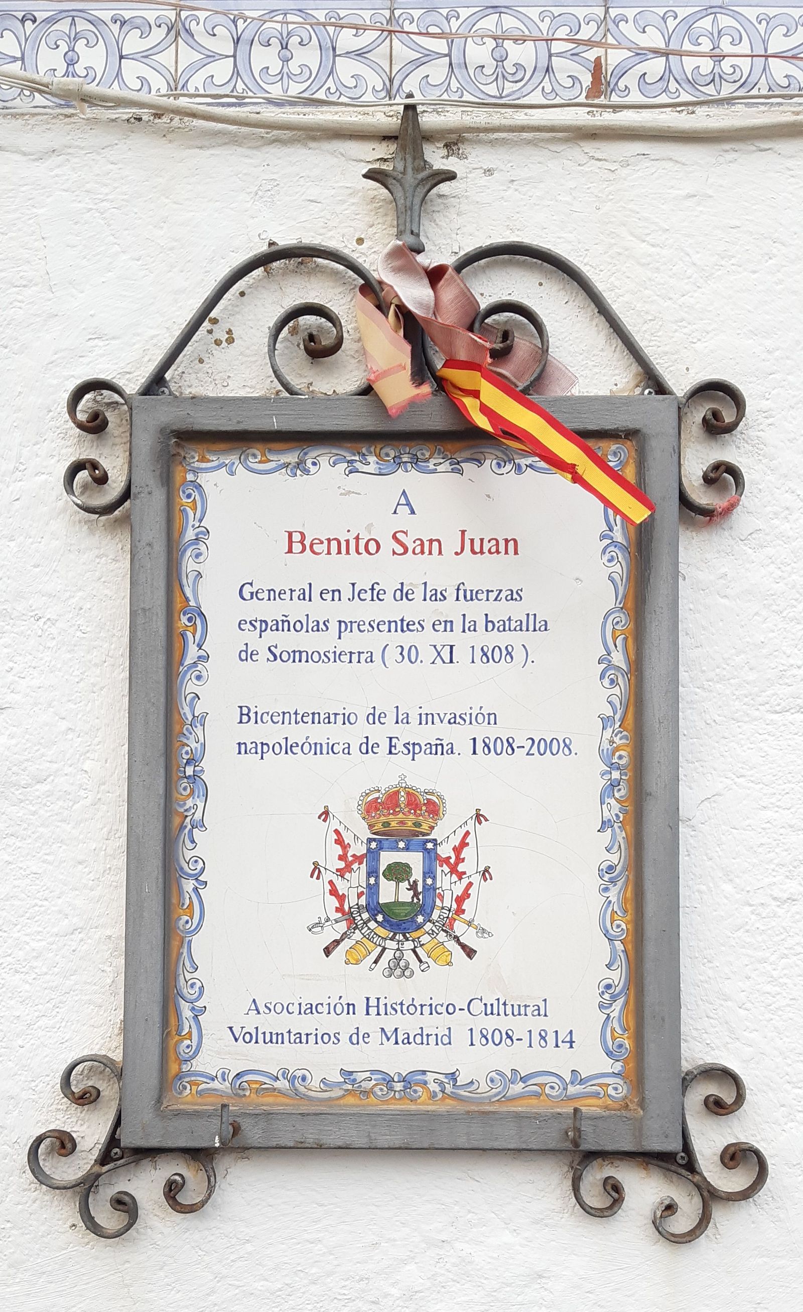 Placa en recuerdo del general Benito San Juan en el Puerto de Somosierra