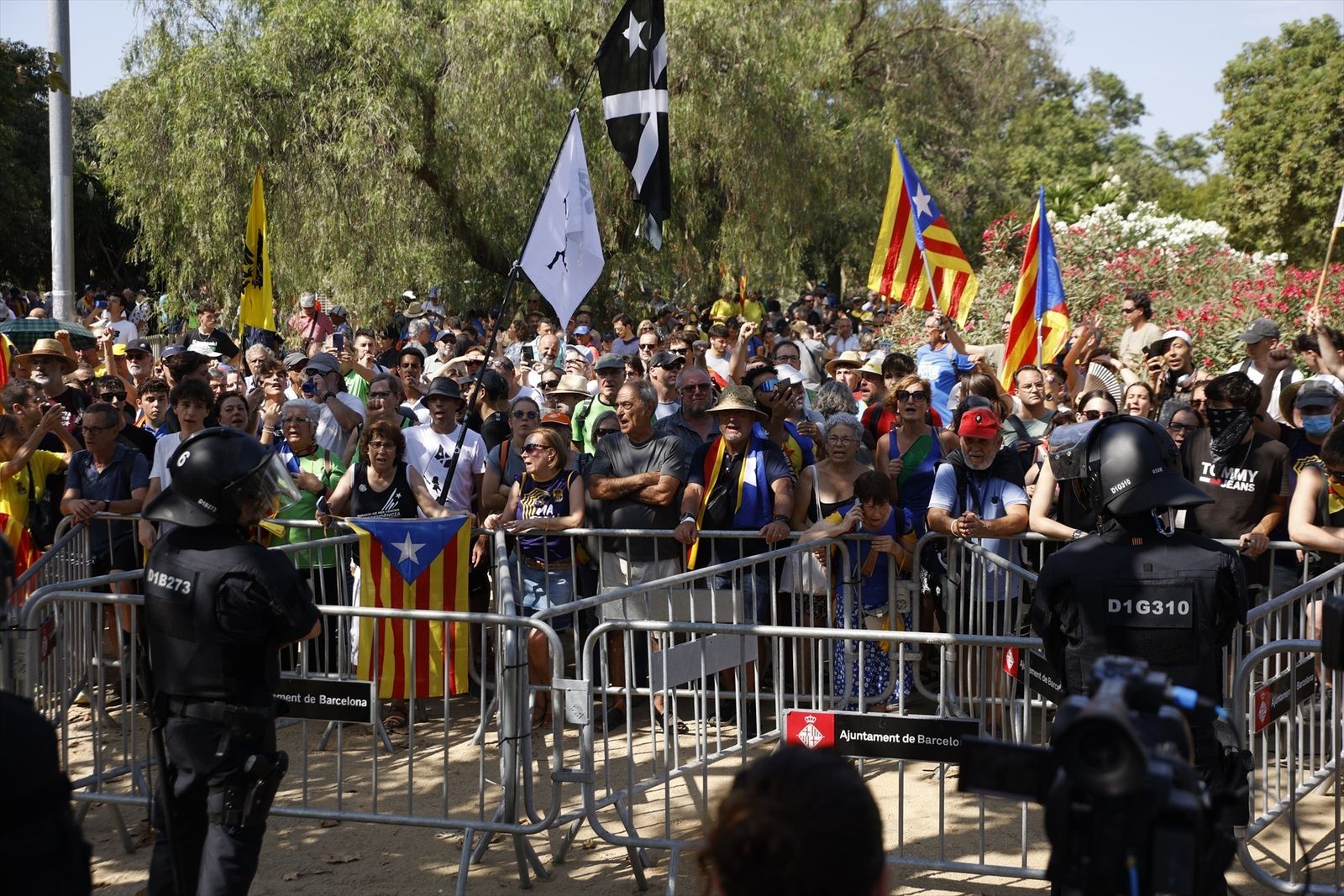 Manifestantes independentistas entran en el recinto del Parlament tras superar el control policial