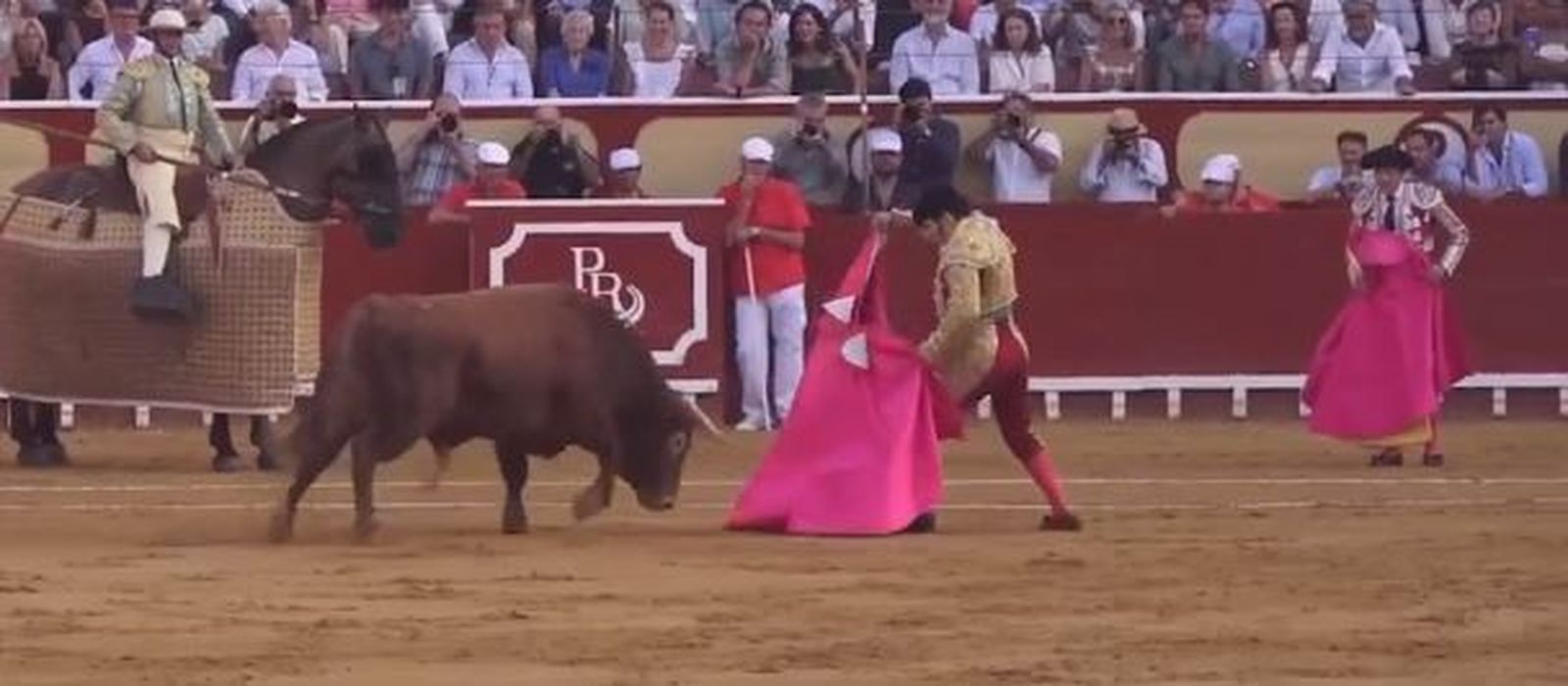 Morante de la Puebla abre la puerta grande del Puerto de Santamaría tras una hazaña histórica