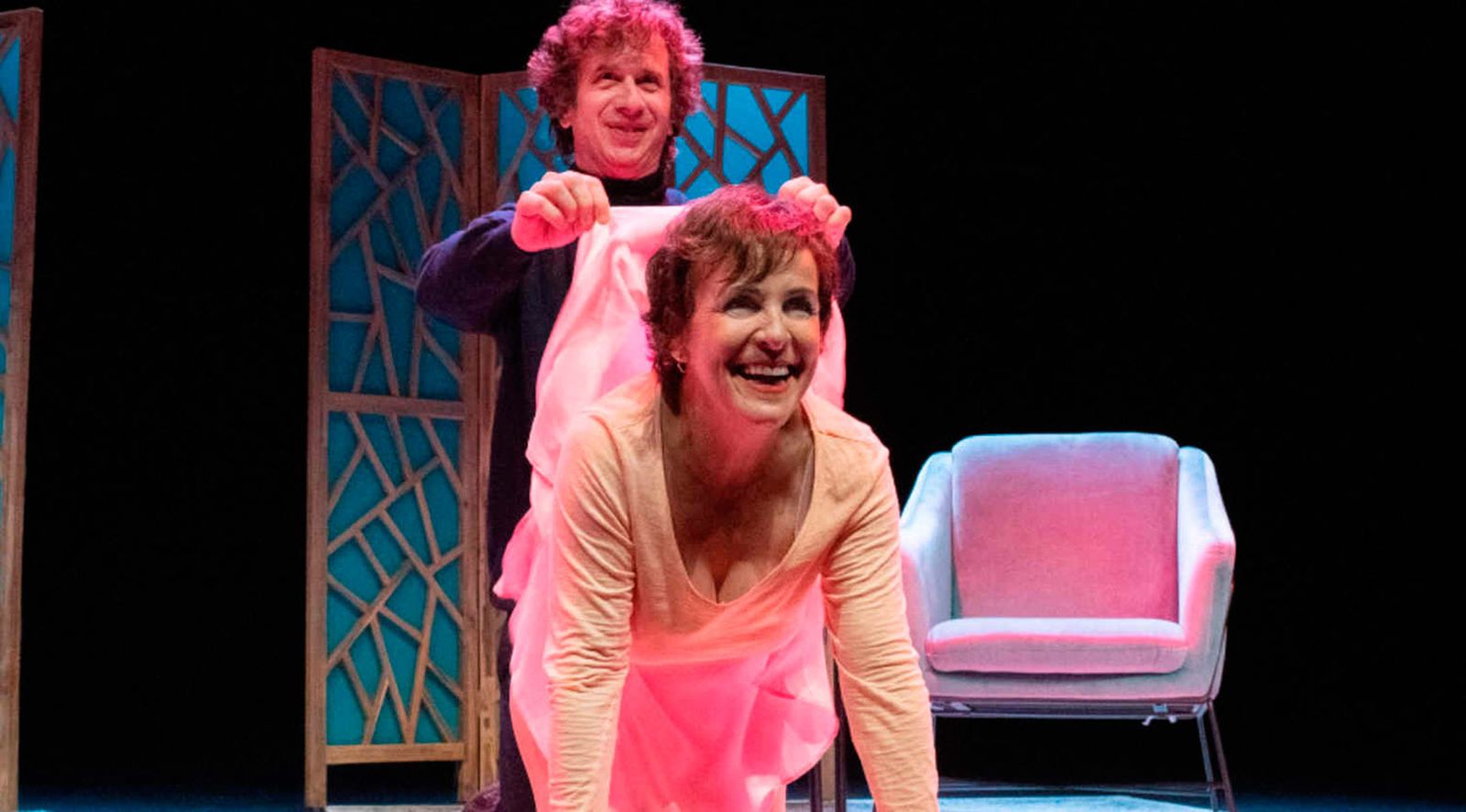Gabino Diego y Cecilia Solaguren, en una escena de la obra 'Los Mojigatos'