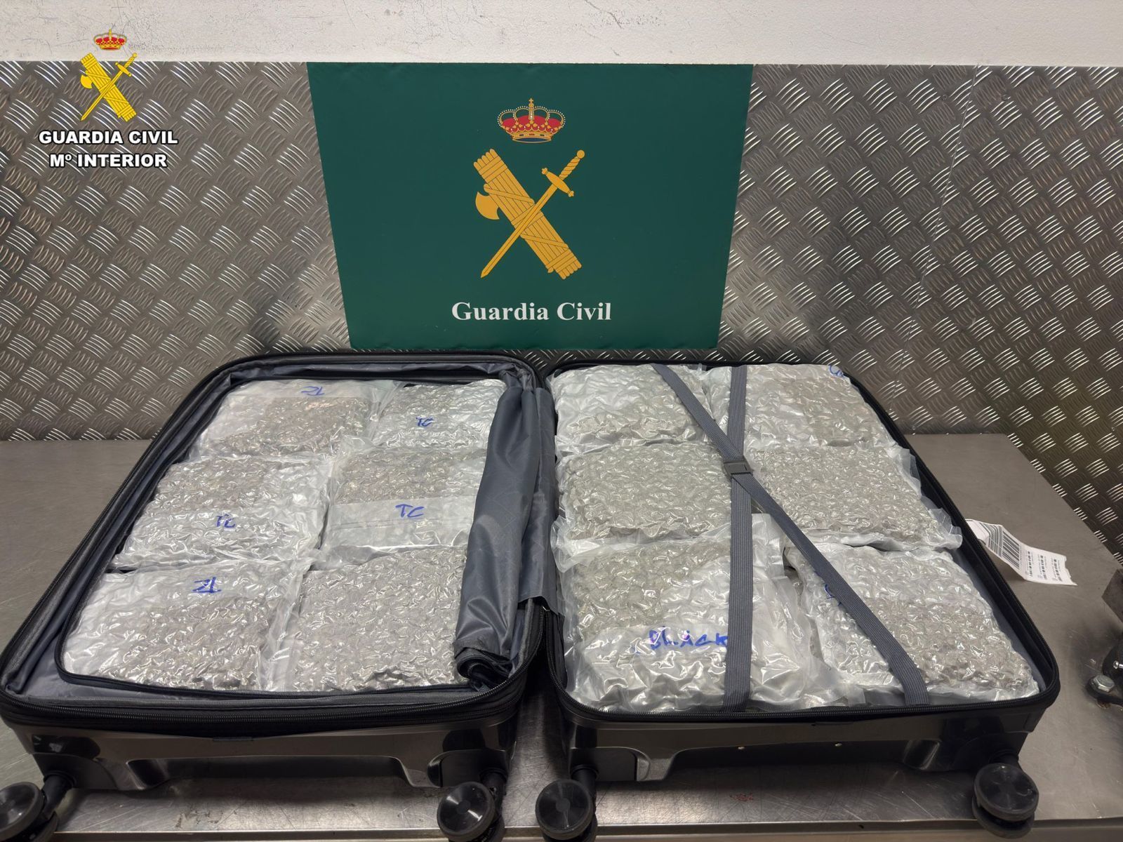 Marihuana en una maleta incautada en Barajas