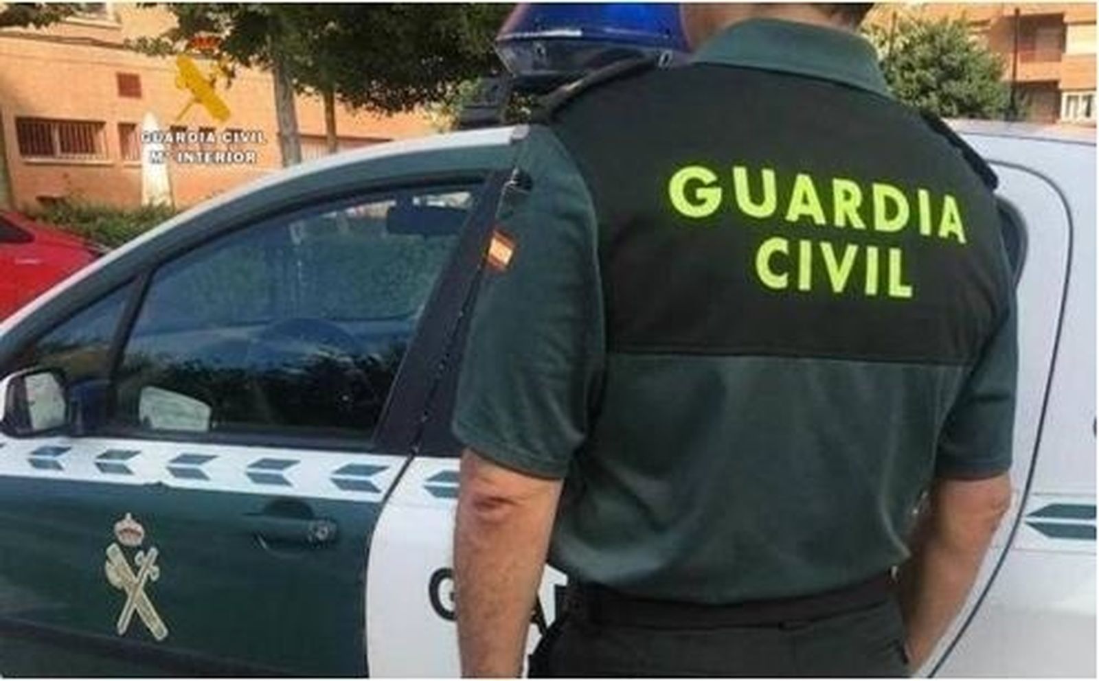 Agente y vehículo de la Guardia Civil