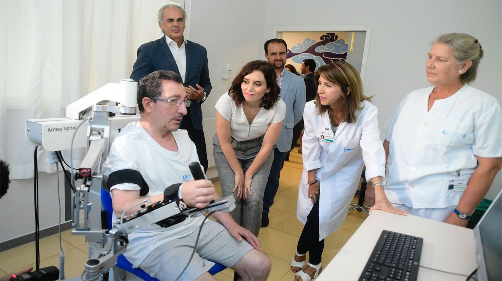 Díaz Ayuso reivindica una sanidad pública para Madrid que cure y cuide