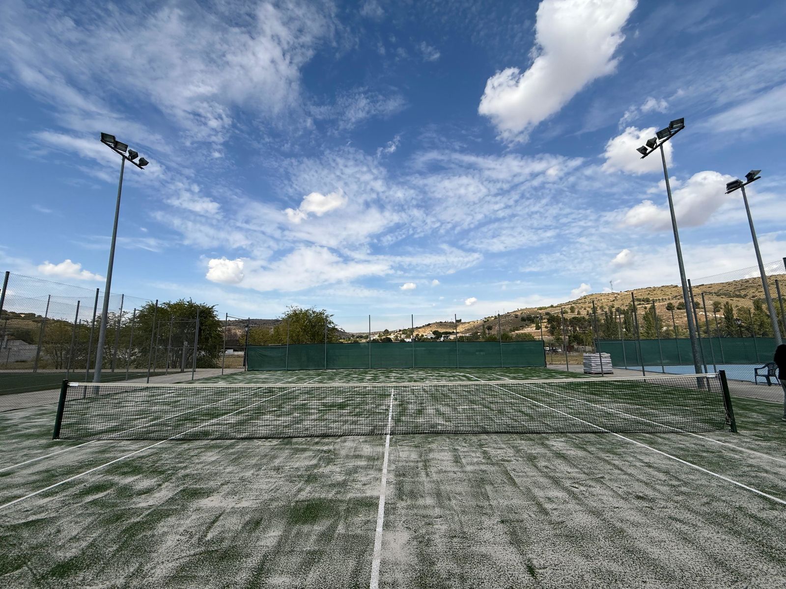 Nueva pista de tenis de césped artificial en Perales de Tajuña