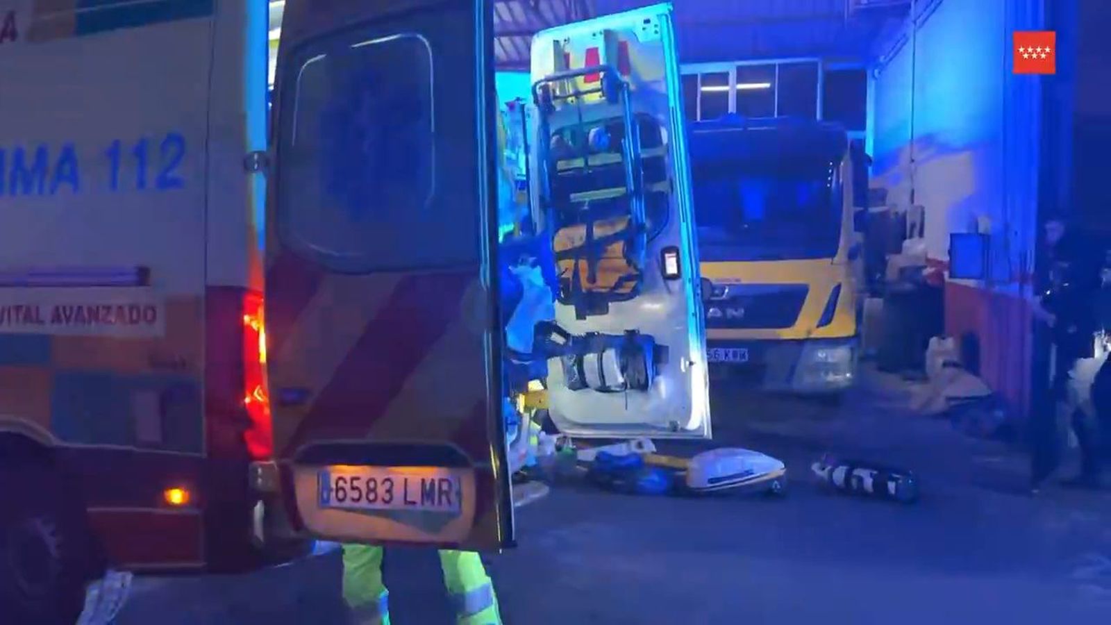 Un trabajador, en estado crítico tras caerle encima un coche desde el elevador de un taller mecánico en Leganés