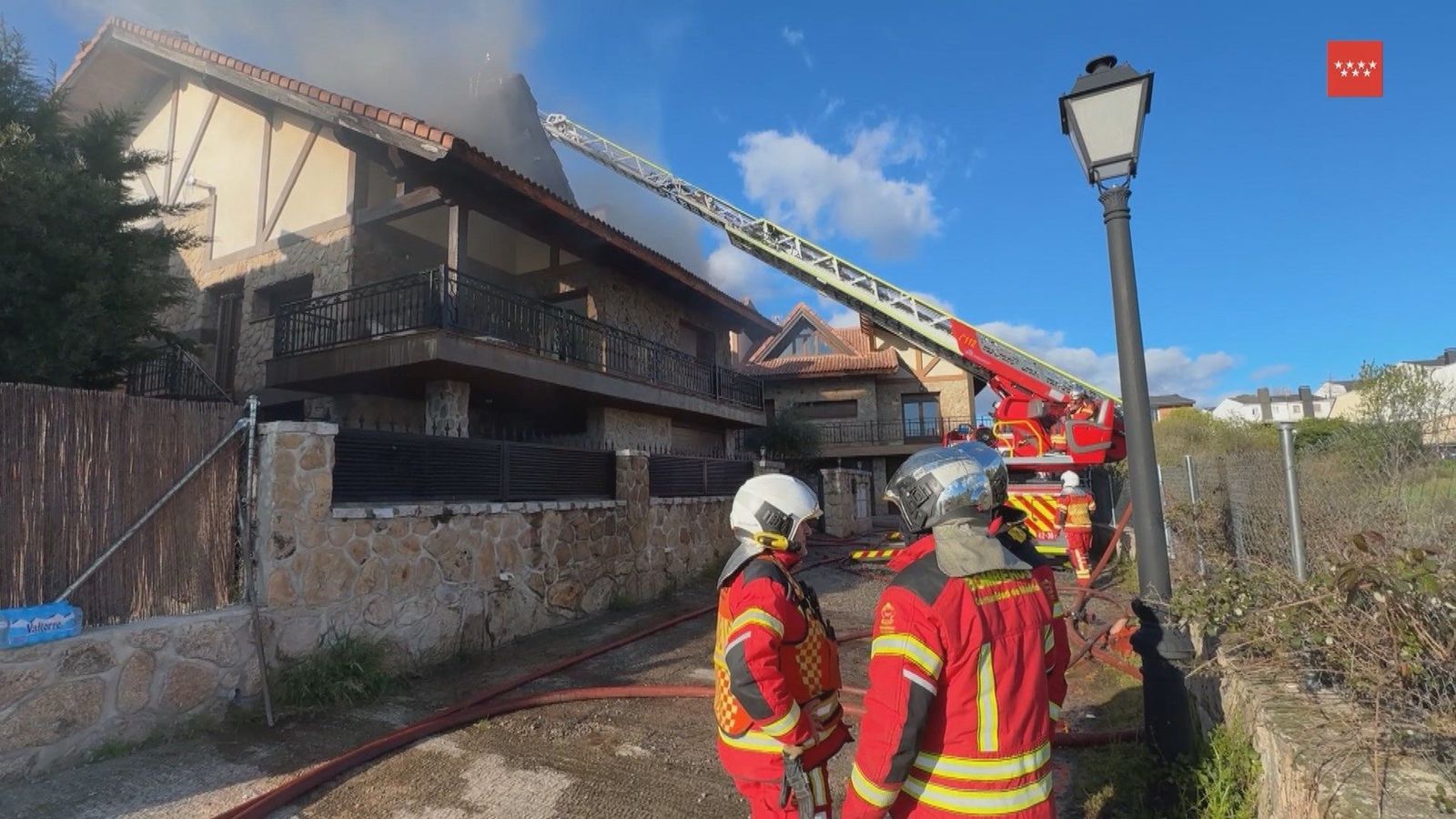 El fuego destruye la cubierta de un chalet en Manzanares El Real