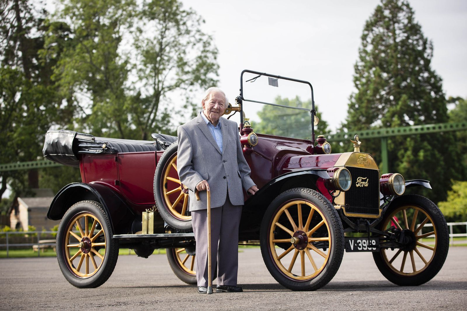 Harold Baggott, de 101 años, junto a un Modelo T de 1915