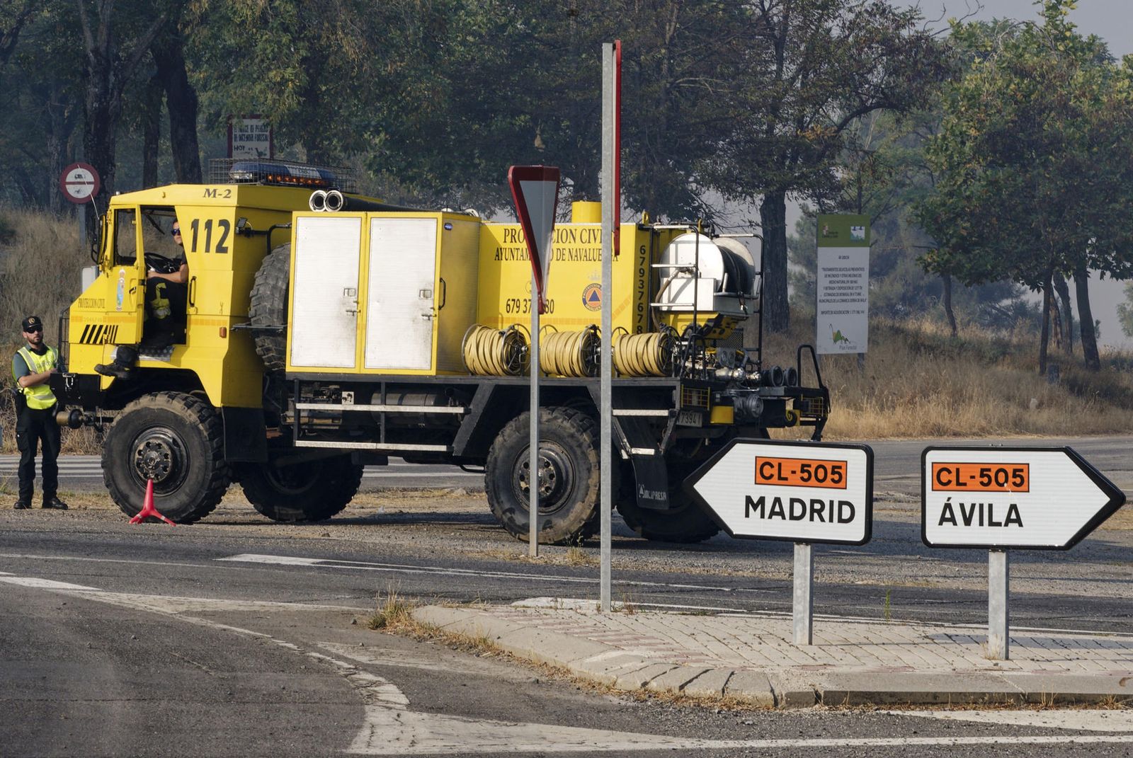Un tramo de la carretera CL-505 cortada por el incendio que afecta a la localidad abulense de Las Navas del Marqués