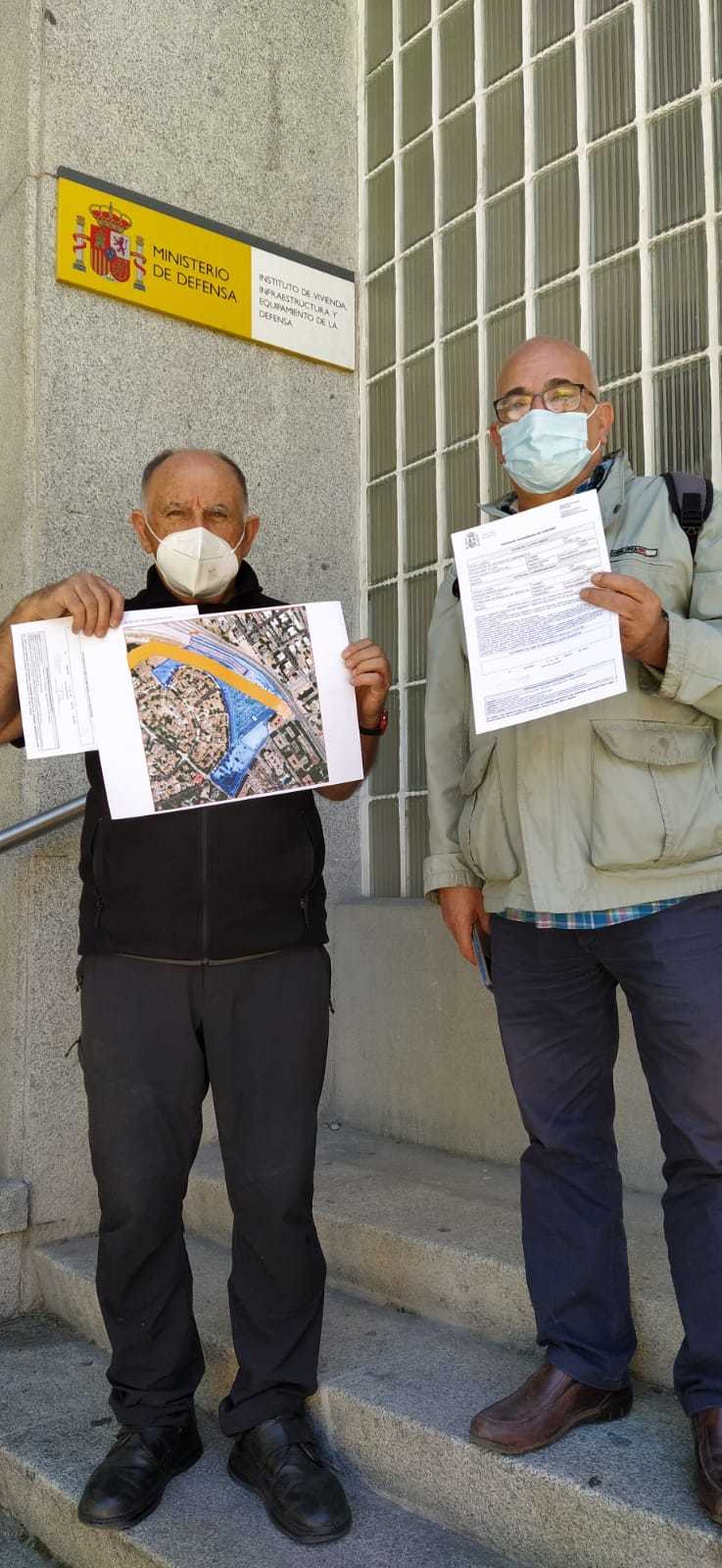 Vecinos de Campamento muestran los documentos entregados a Defensa