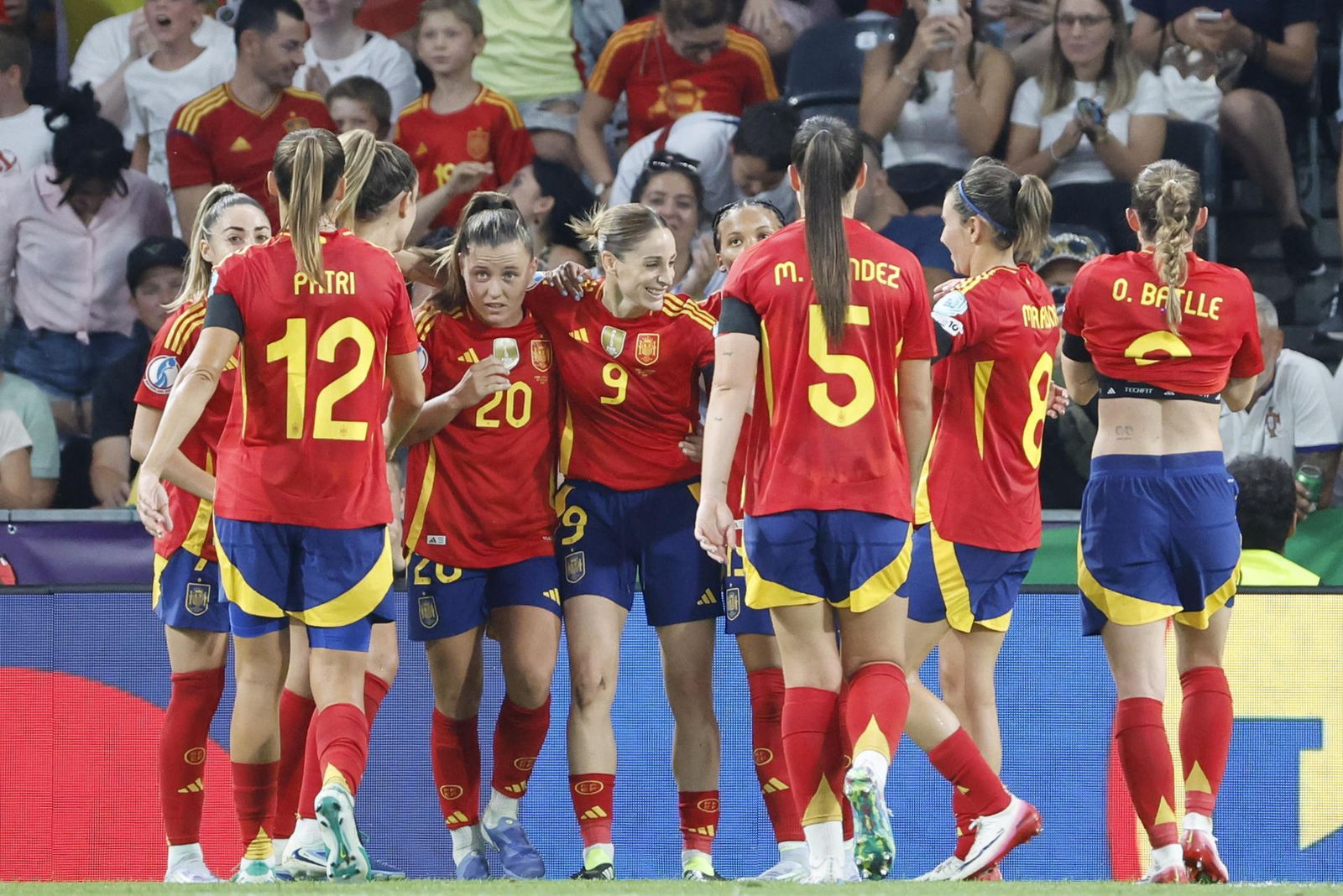 Esther González celebra tras anotar el cuarto gol de la Selección ante Portugal en la Eurocopa Femenina 2025