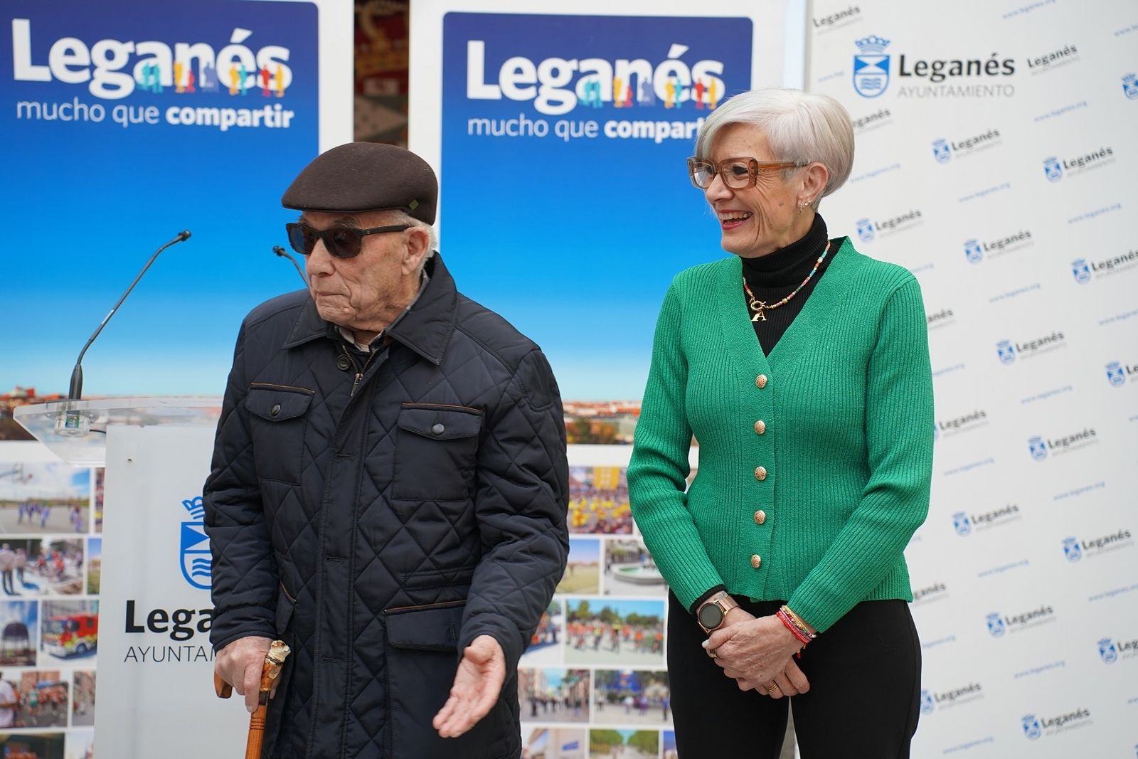 Ángel de la Cruz Guzmán junto a la responsable de Mayores de Leganés, Angelines Micó