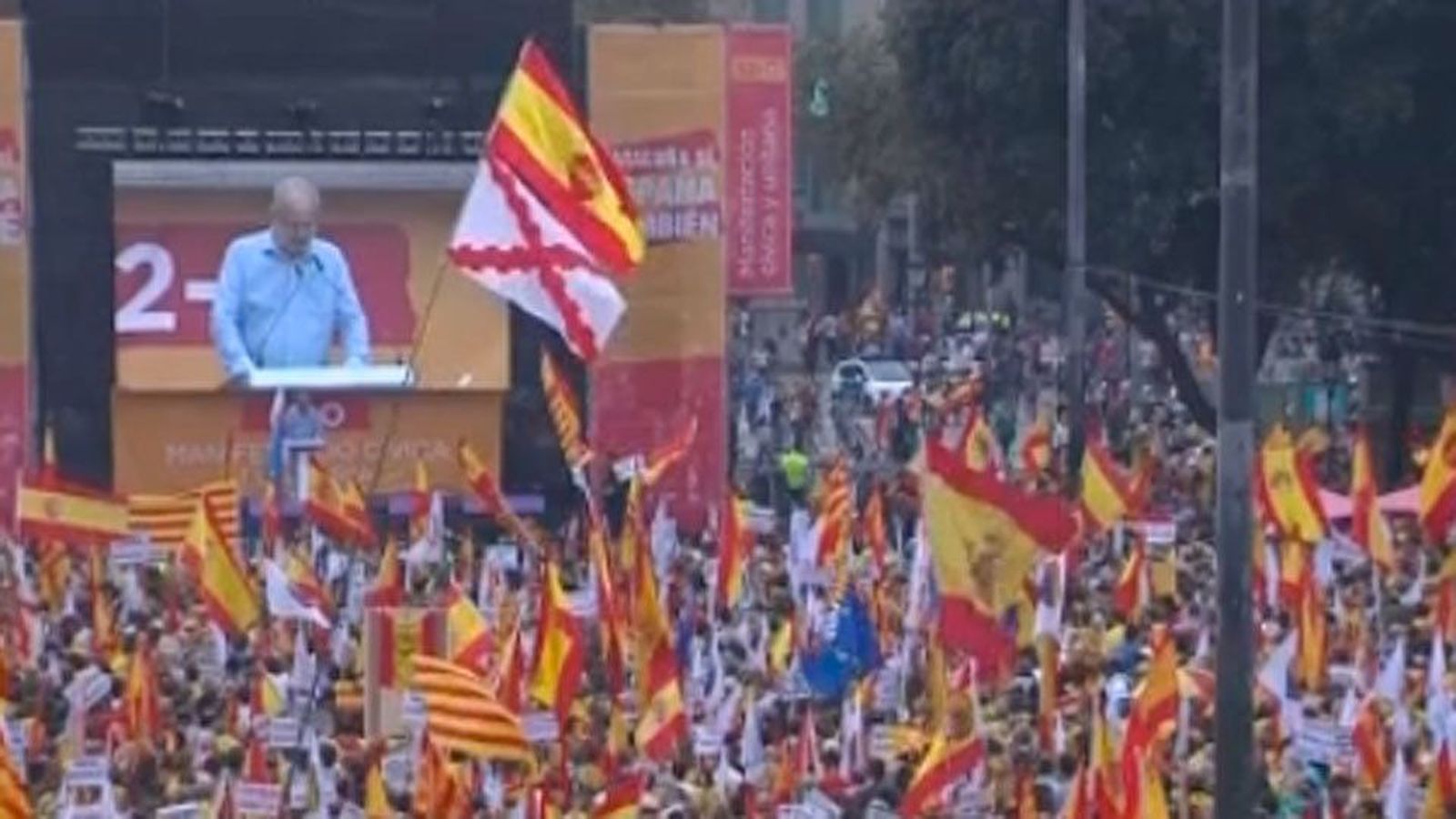 Miles de personas se manifiestan en Barcelona para conmemorar el 12-O