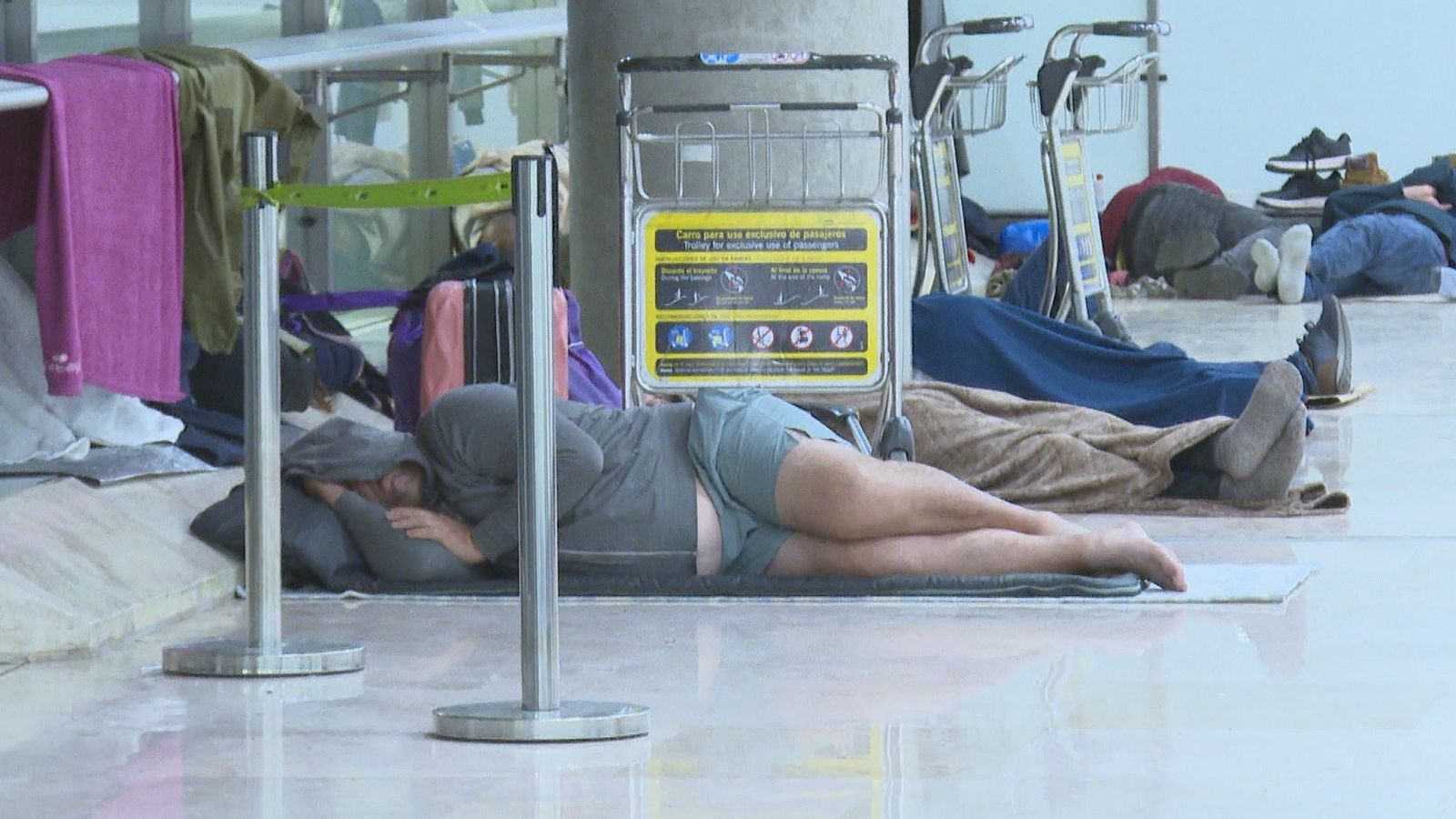 Aena refuerza los controles de acceso a Barajas para impedir que duerman personas sin hogar
