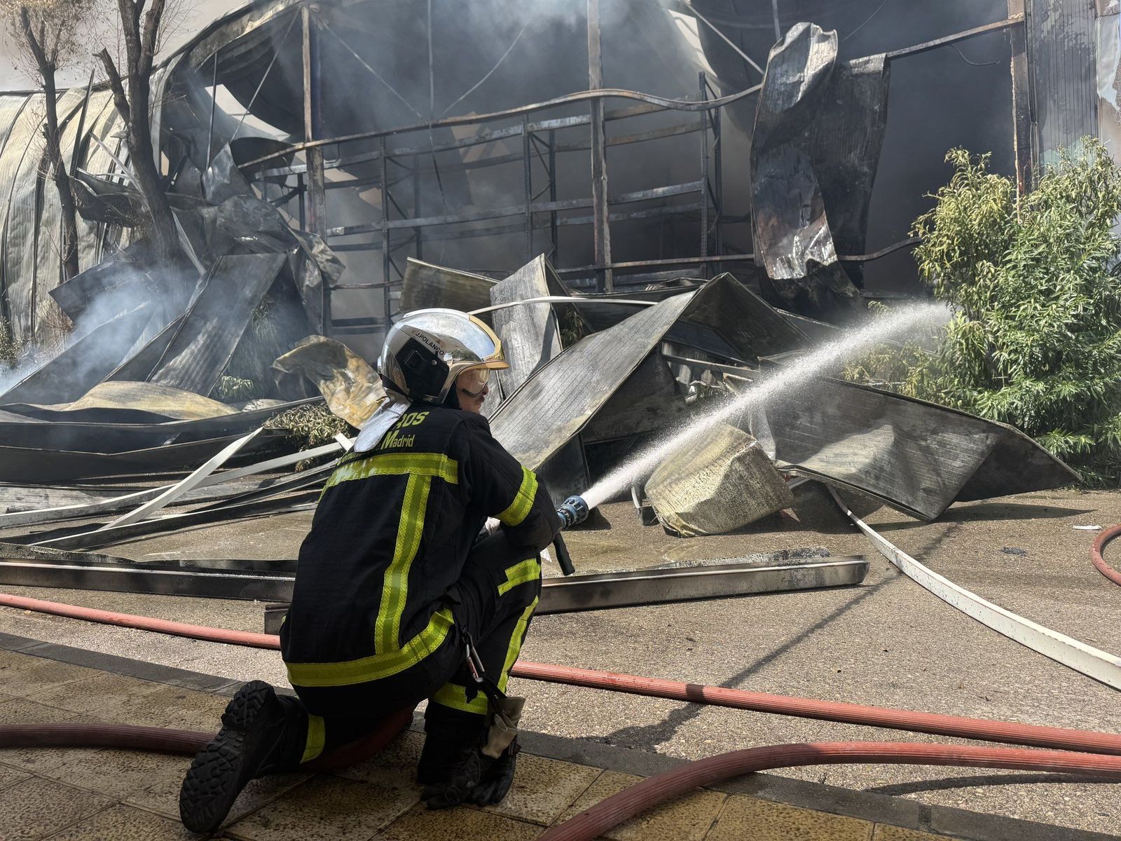 Bomberos controlan el incendio de una nave de paquetería en Getafe