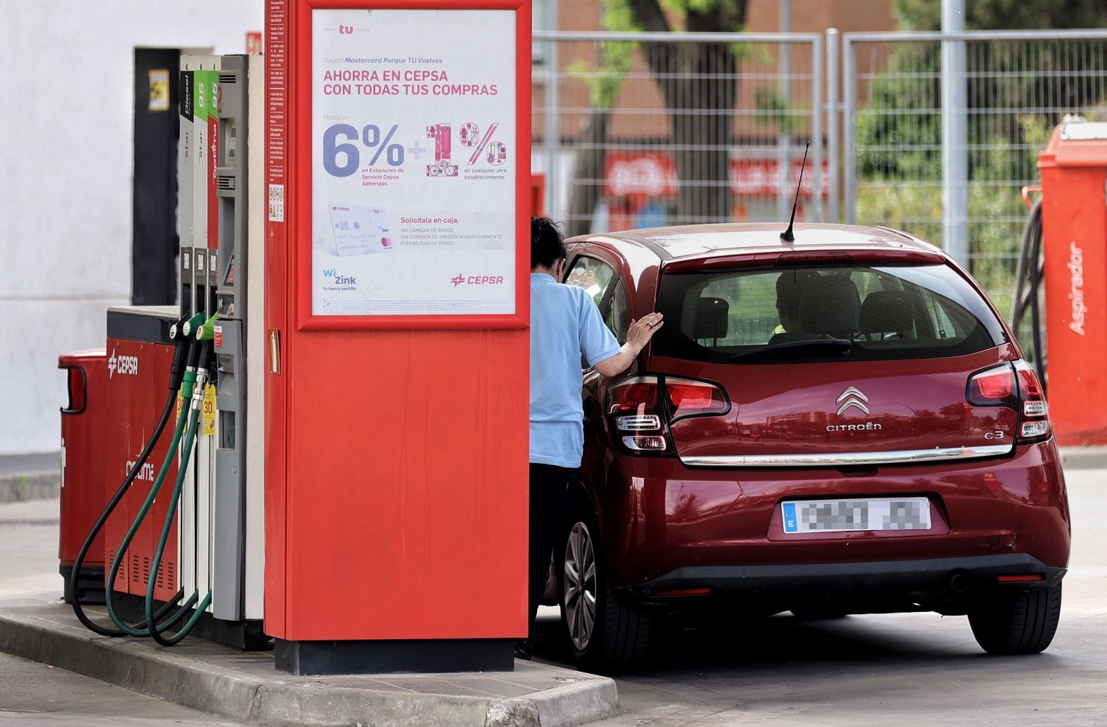 Las gasolineras denuncian que se han destruido 1.516 puestos de trabajo