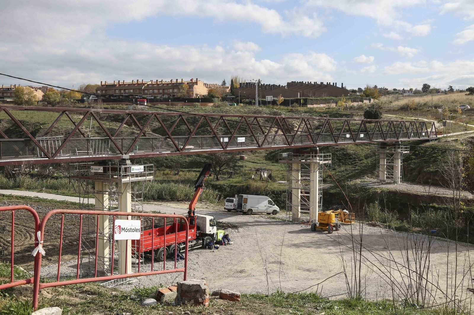 Nueva pasarela peatonal entre Parque Coimbra y Parque Guadarrama, en Móstoles