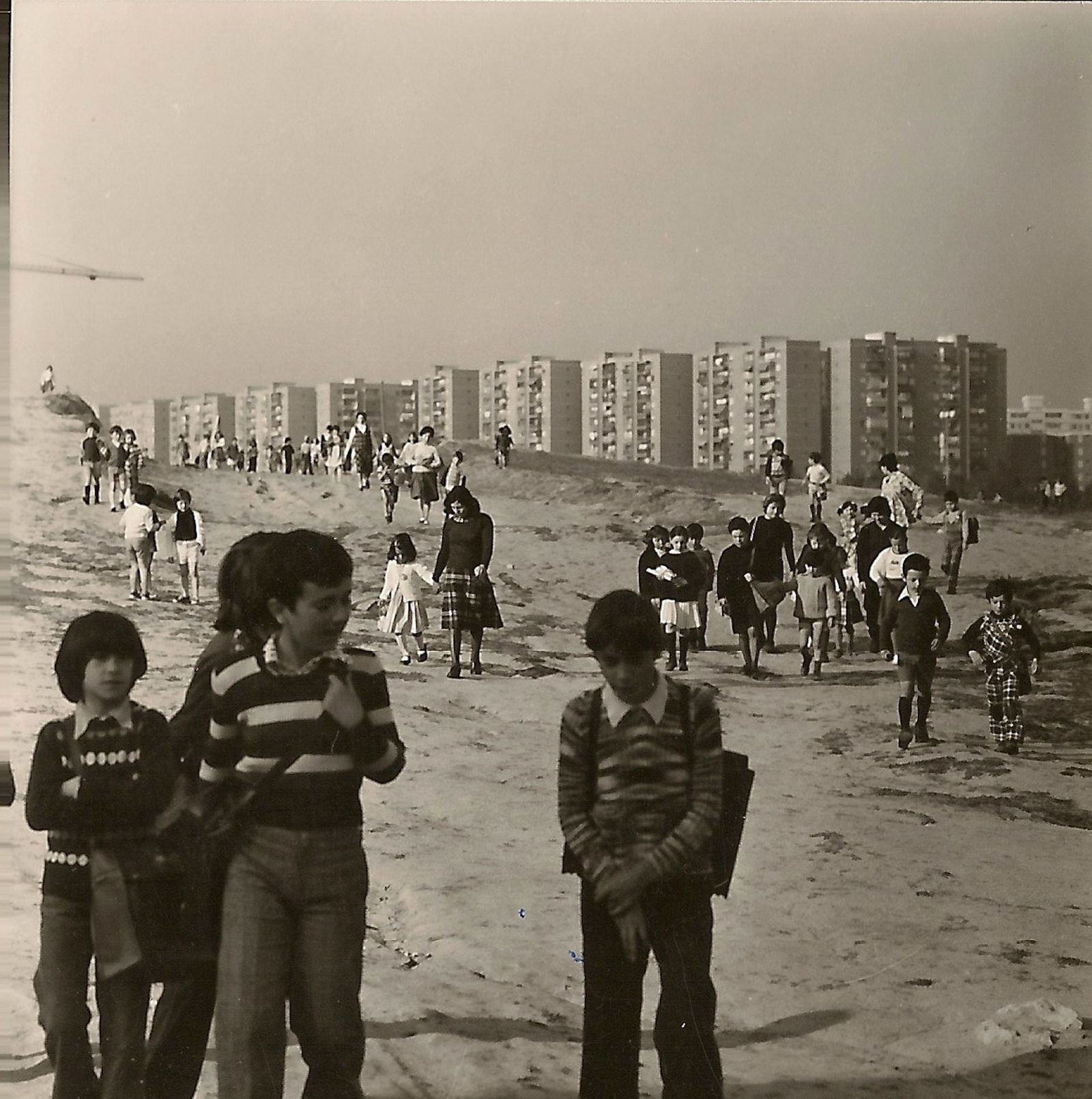 Niños yendo al colegio en 1977, al fondo los edificios próximos al Parque de Aluche