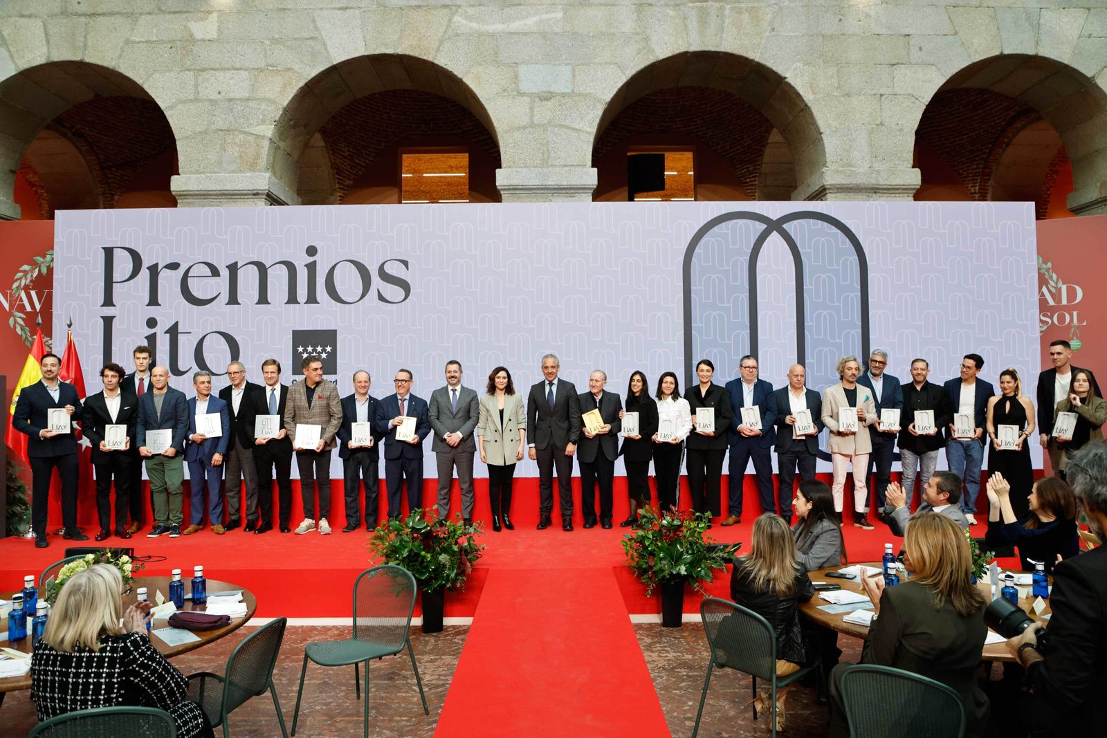 Foto de familia de los galardonados en los premios LITO 2024